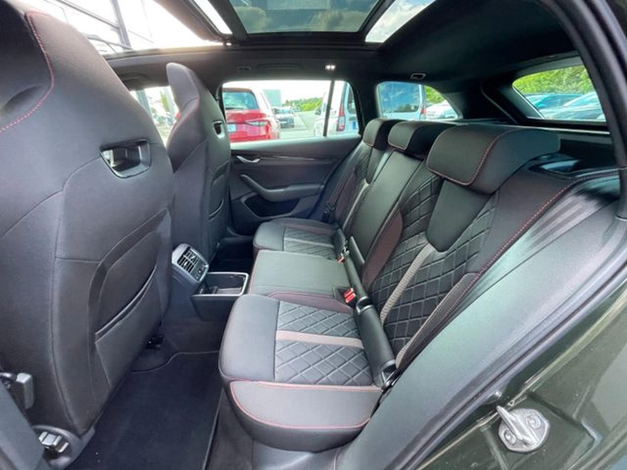 Skoda Octavia Octavia Kombi 2.0TSI RS Pano AHK 19" Facelift (2025) - Photo 12