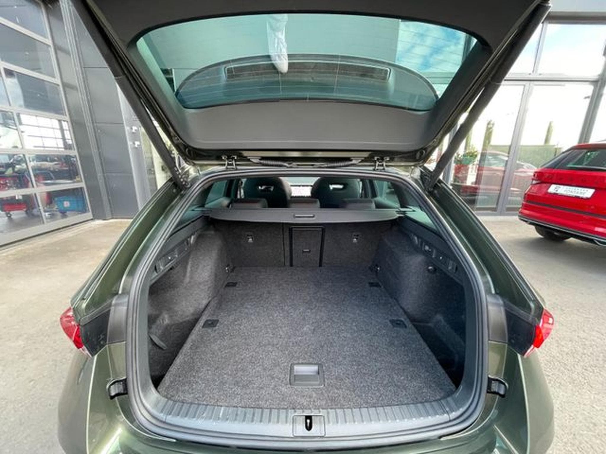 Skoda Octavia Octavia Kombi 2.0TSI RS Pano AHK 19" Facelift (2025) - Photo 13