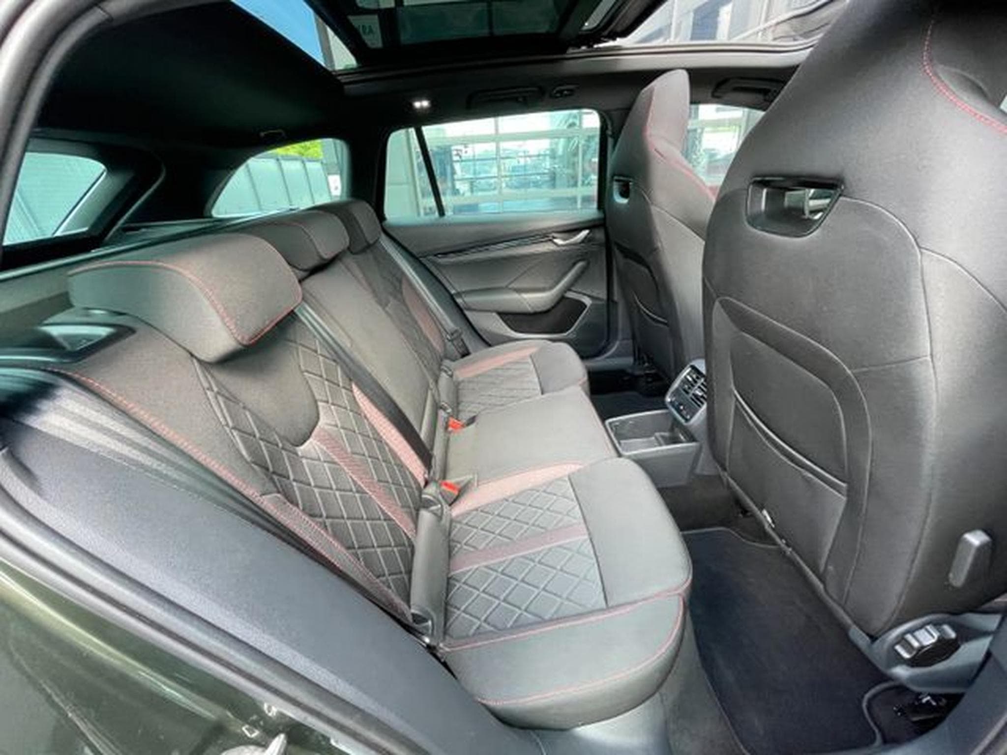 Skoda Octavia Octavia Kombi 2.0TSI RS Pano AHK 19" Facelift (2025) - Photo 15