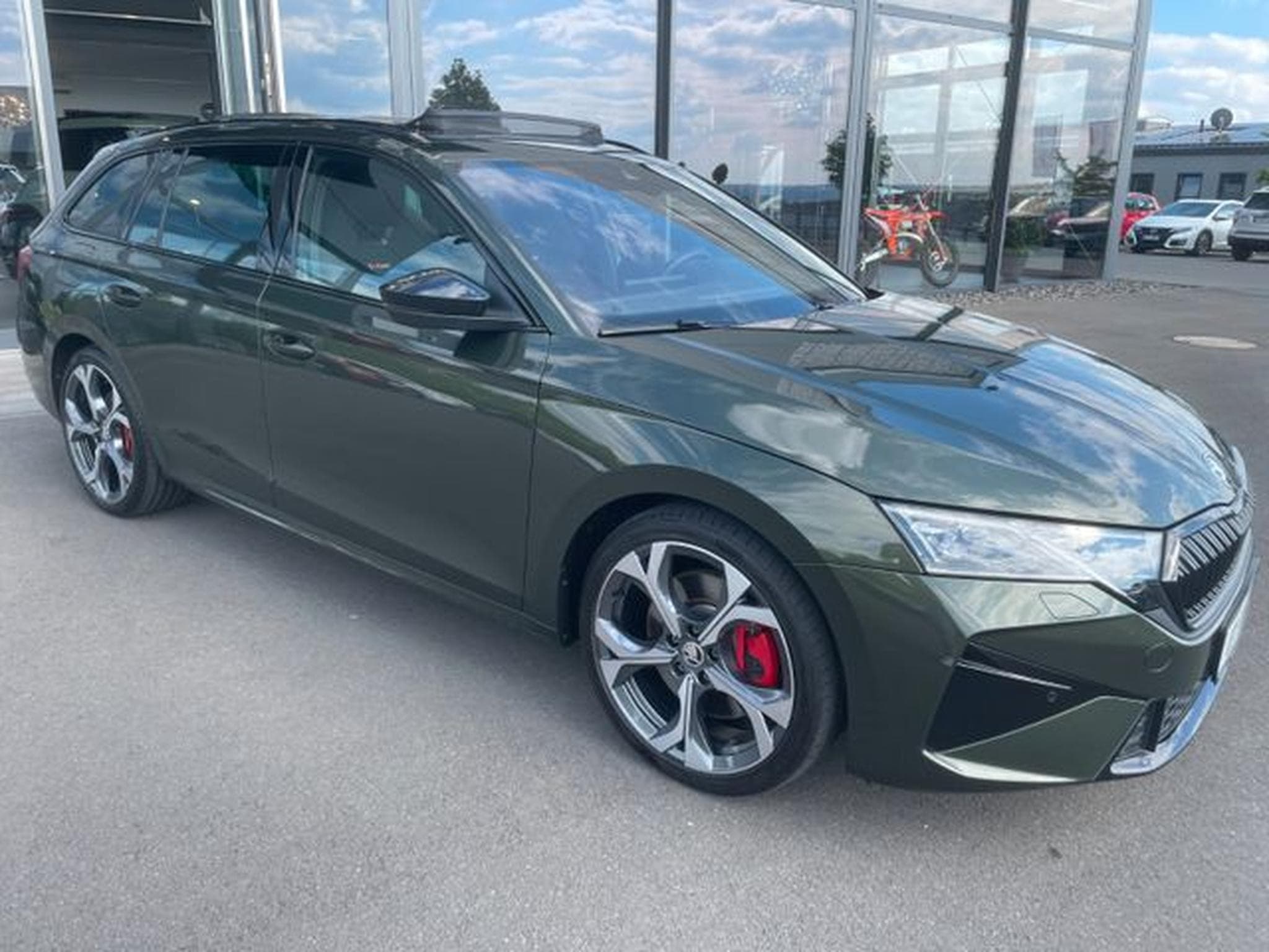 Skoda Octavia Octavia Kombi 2.0TSI RS Pano AHK 19" Facelift (2025) - Photo 4