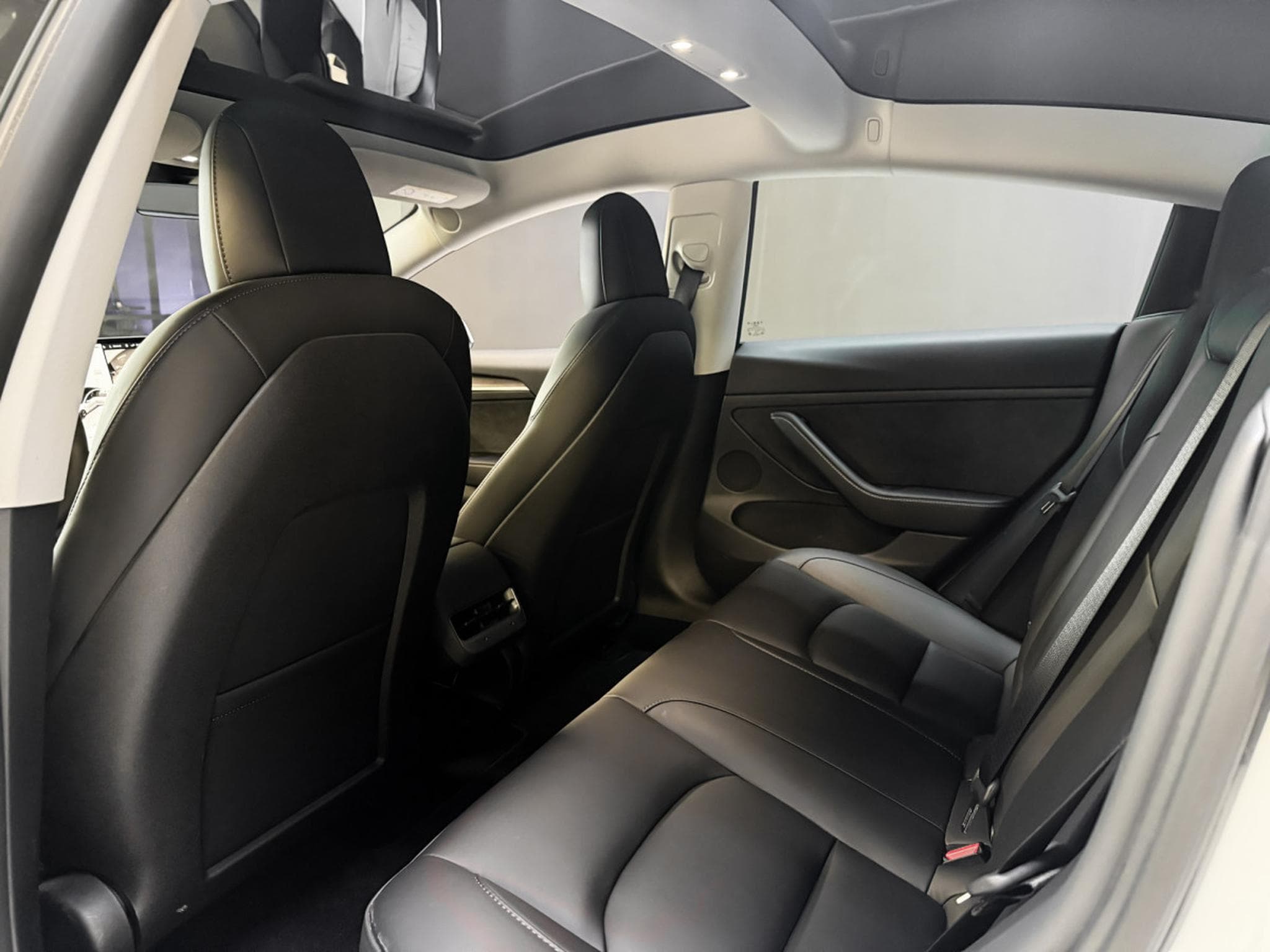 Tesla Model 3 Long Range RWD (2023) - Photo 12