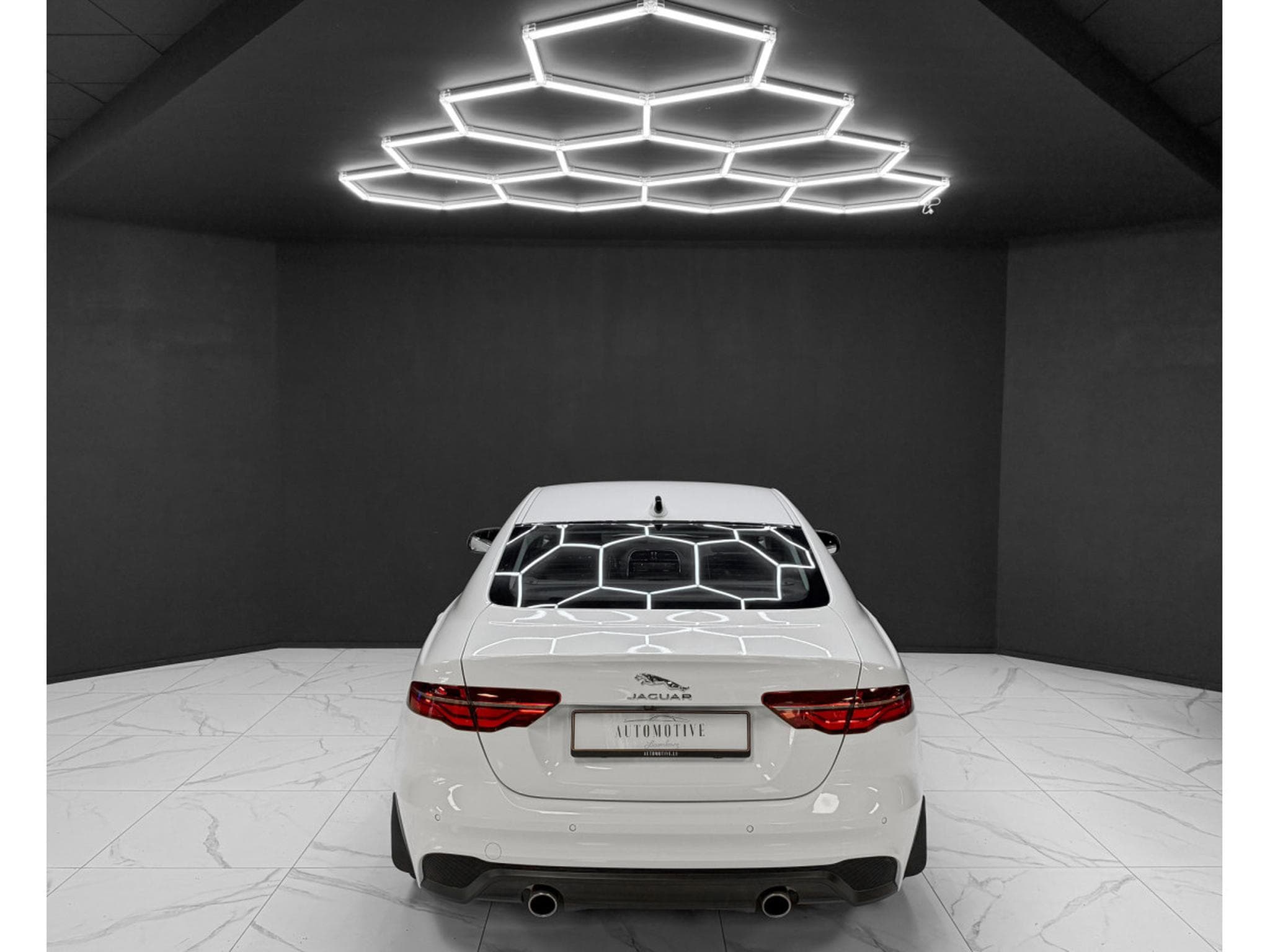 Jaguar XE P300 AWD HSE (2022) - Photo 4