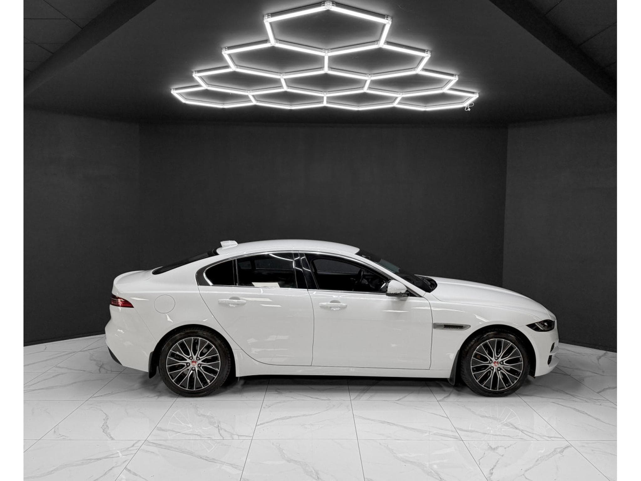 Jaguar XE P300 AWD HSE (2022) - Photo 6