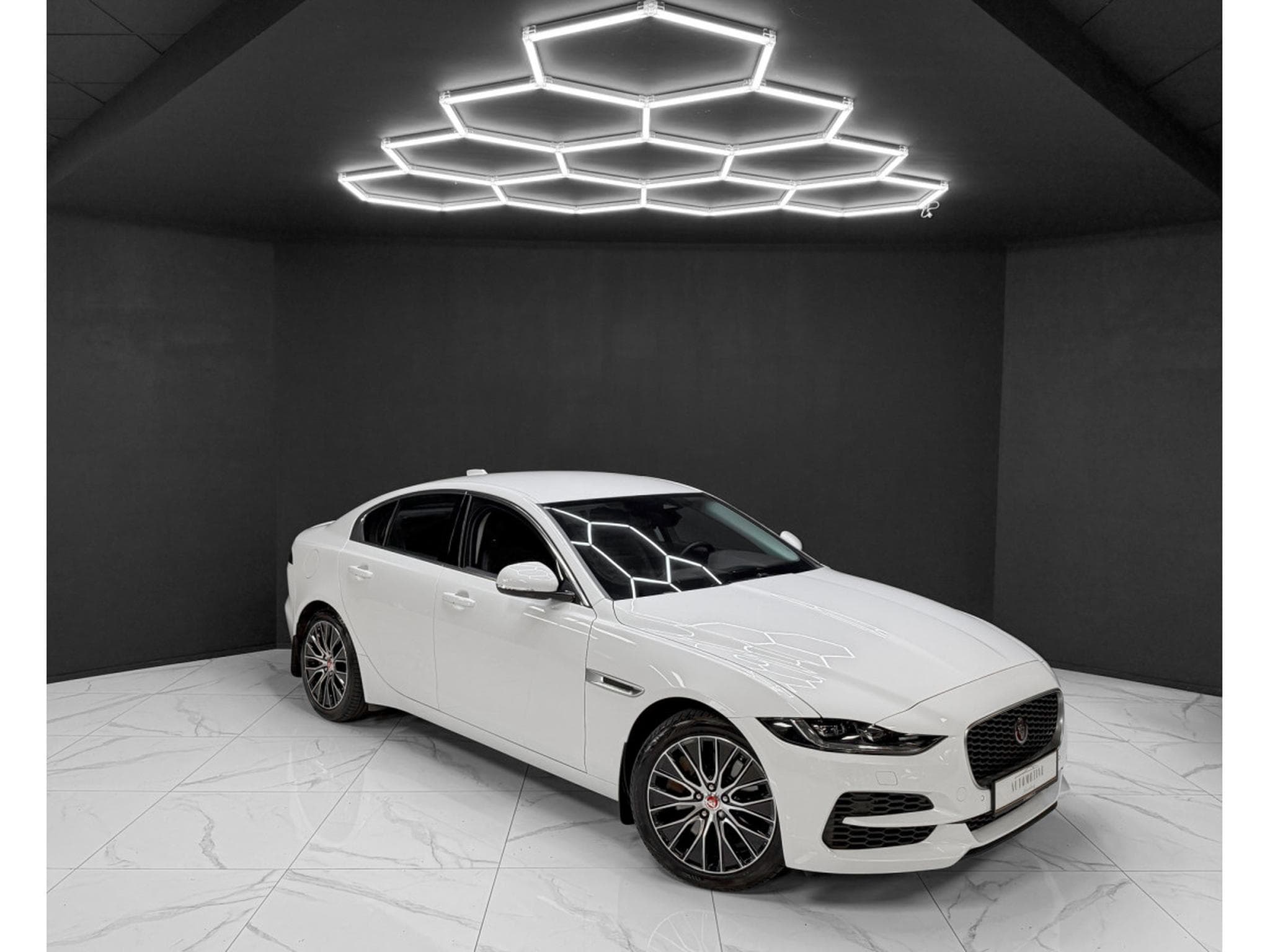 Jaguar XE P300 AWD HSE (2022) - Photo 7
