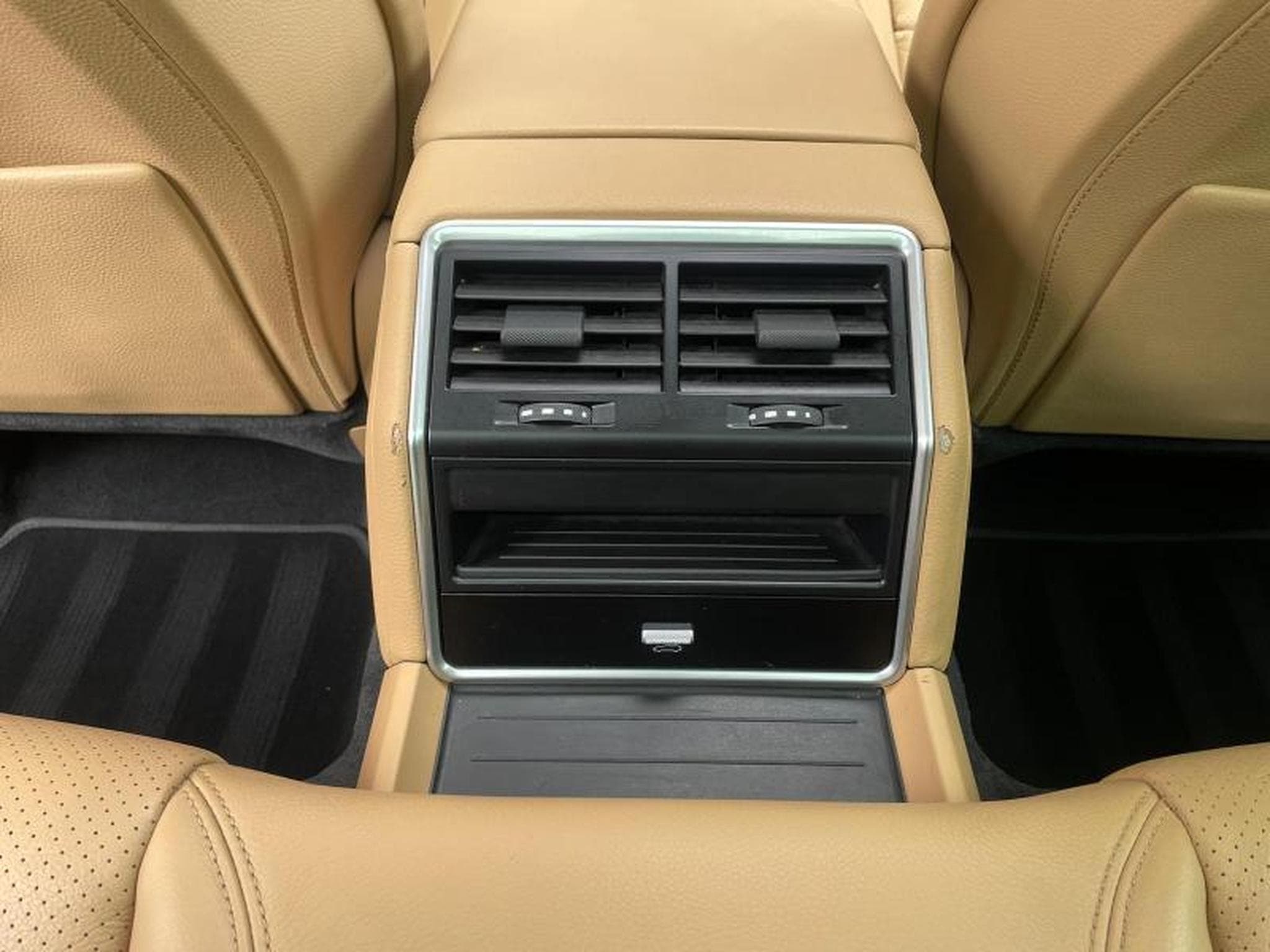 Porsche Panamera Sport Turismo 4 2018 (2018) - Photo 12