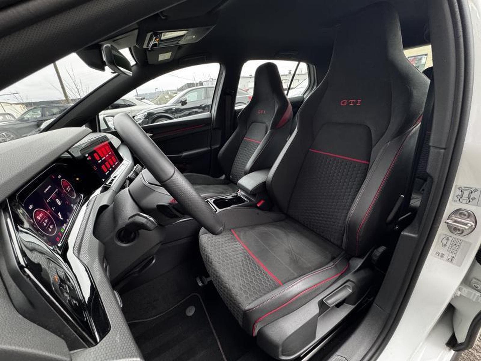 VW Golf GTI VIII Clubsport 2.0 TSI 300CV (2023) - Photo 11