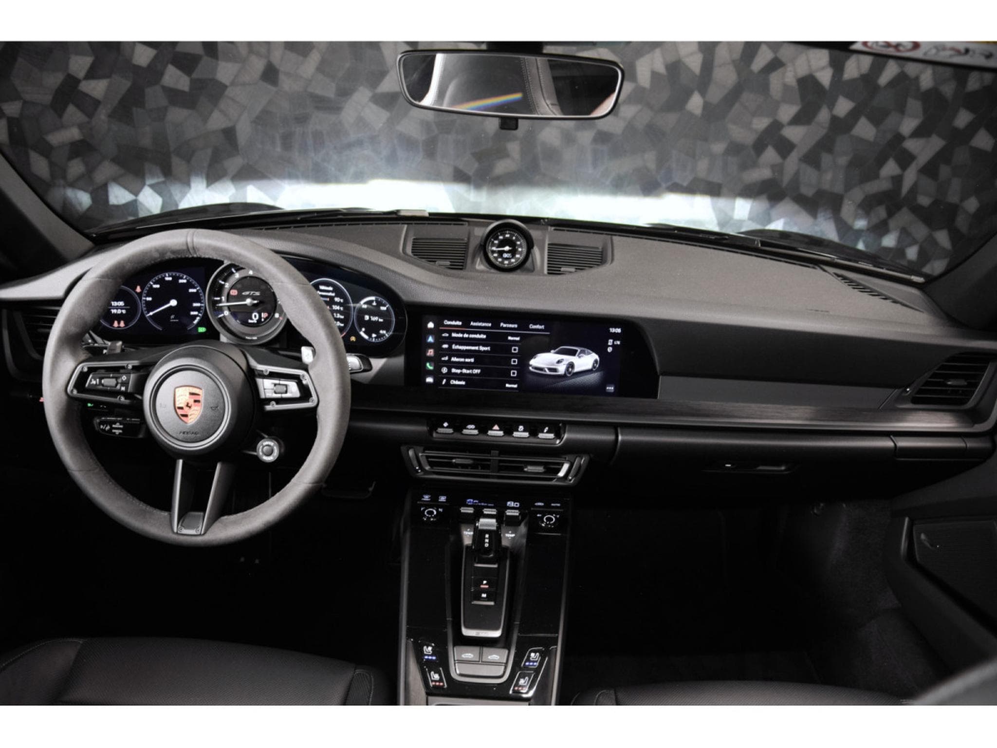 Porsche 911 Targa 4 GTS PDK (2024) - Photo 17