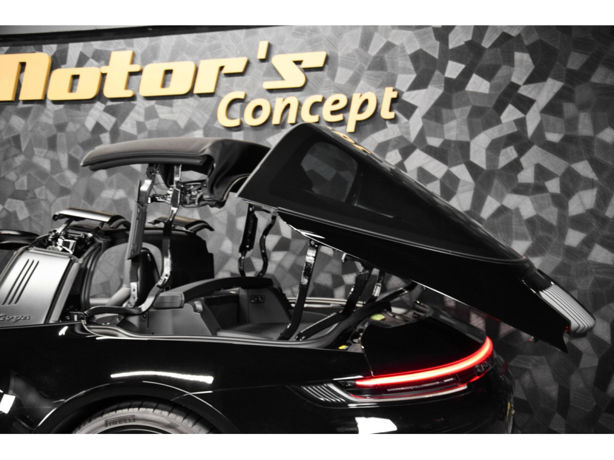 Porsche 911 Targa 4 GTS PDK (2024) - Photo 19