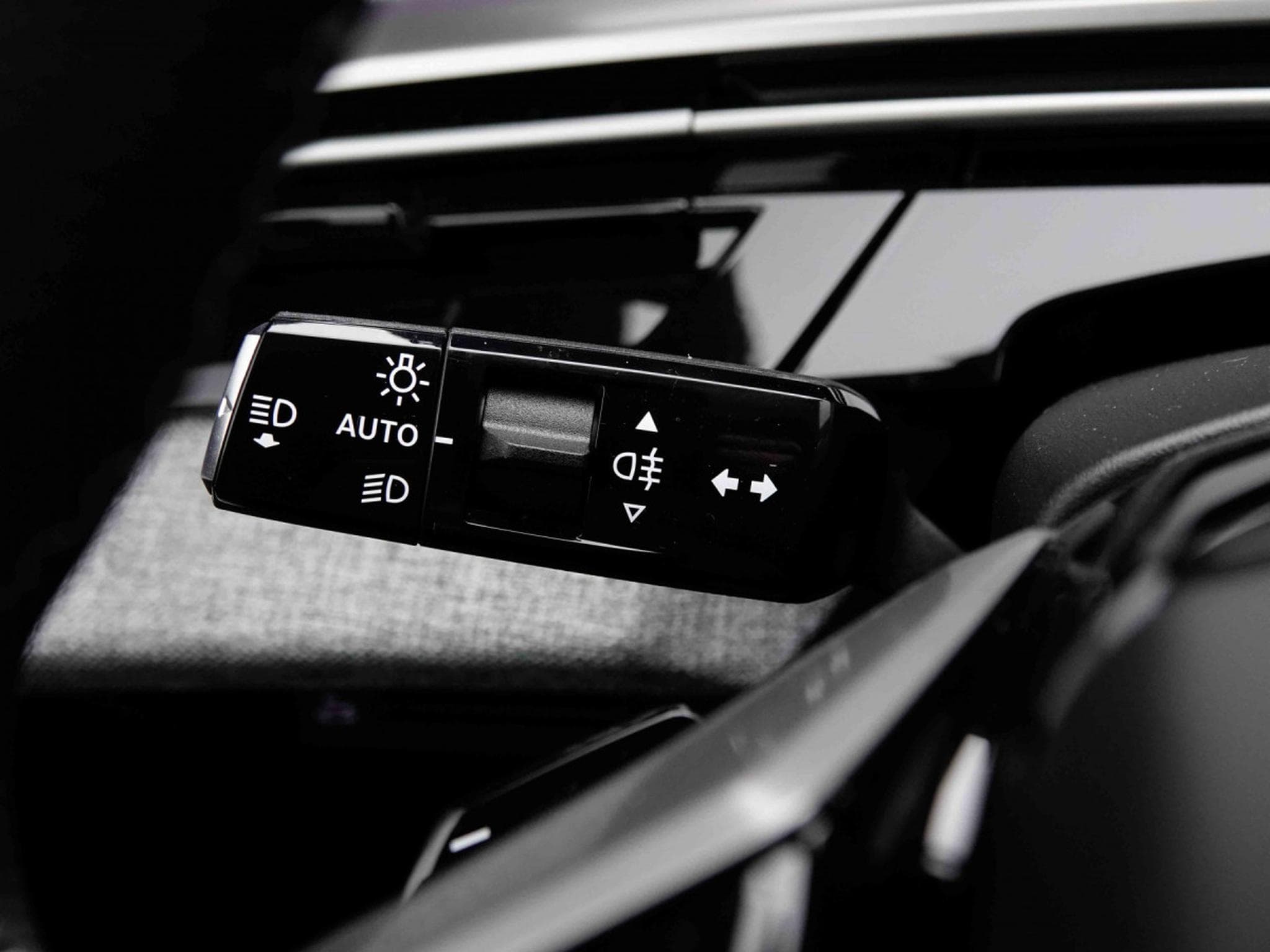 Peugeot 5008 1.2 PureTech 146 e-DSC6 GT (2026) - Photo 19