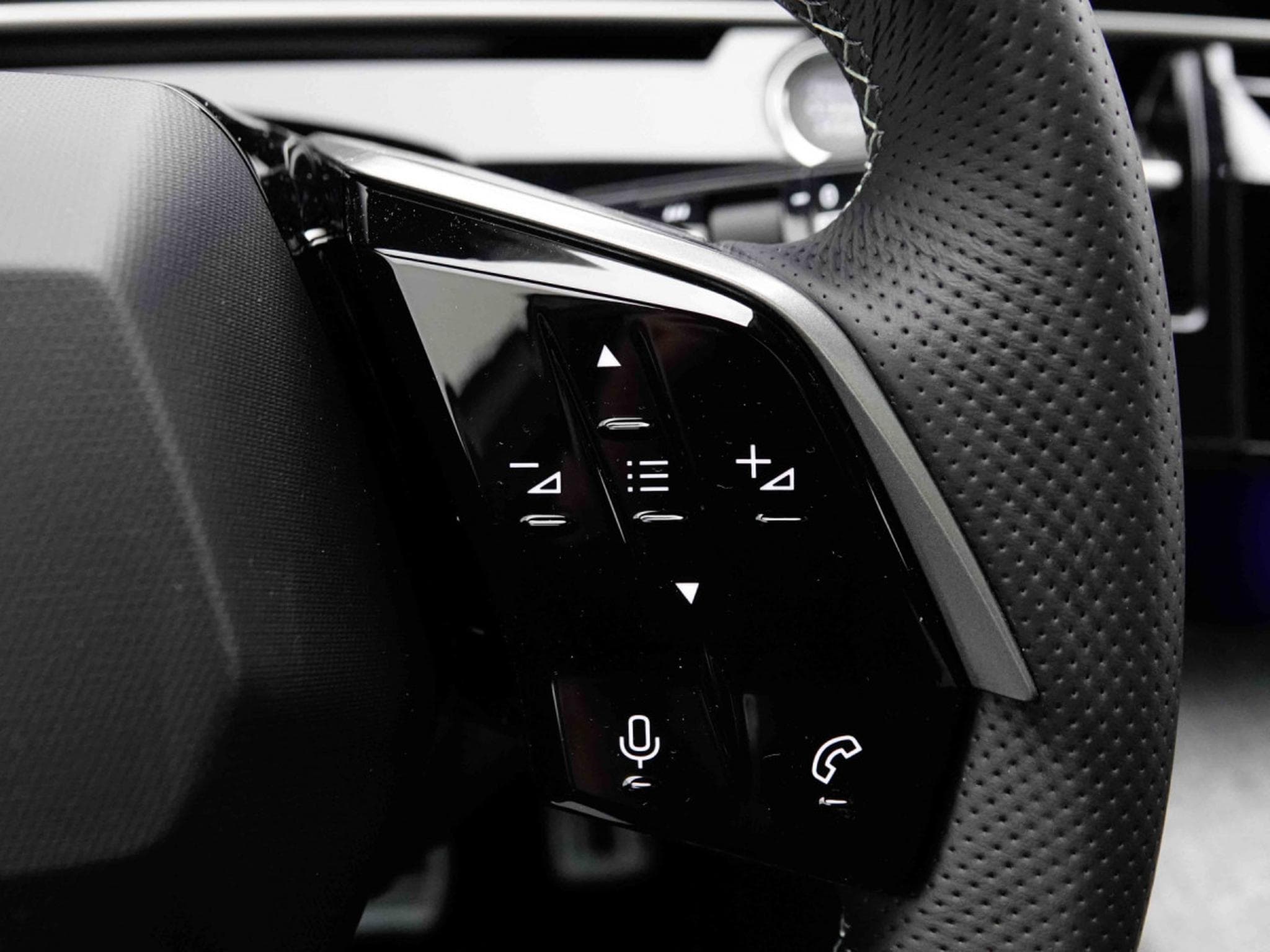 Peugeot 5008 1.2 PureTech 146 e-DSC6 GT (2026) - Photo 22