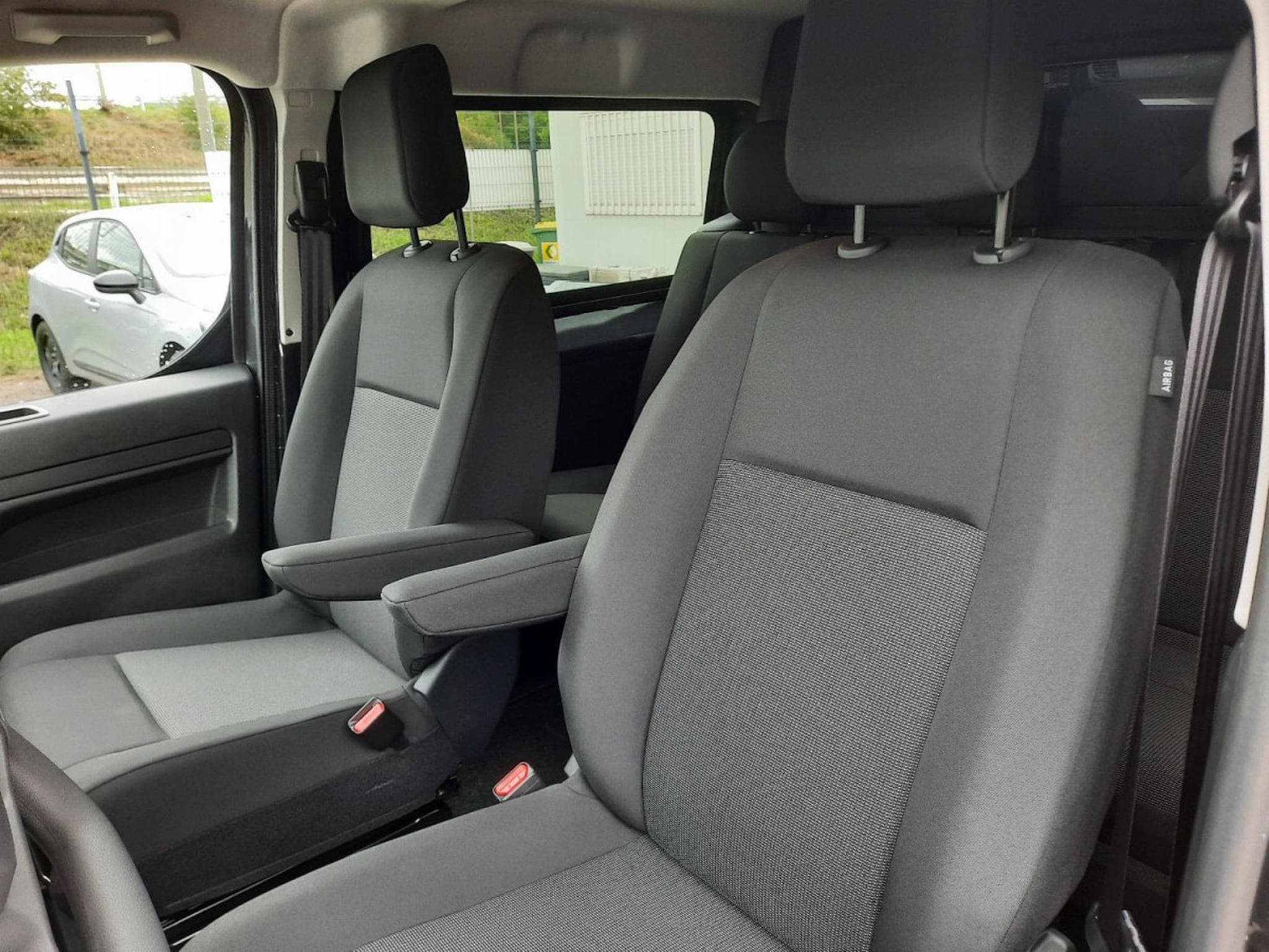 Peugeot Expert 2.0 BlueHDI 180 EAT8 Confort M Doubel Cabine (2025) - Photo 9