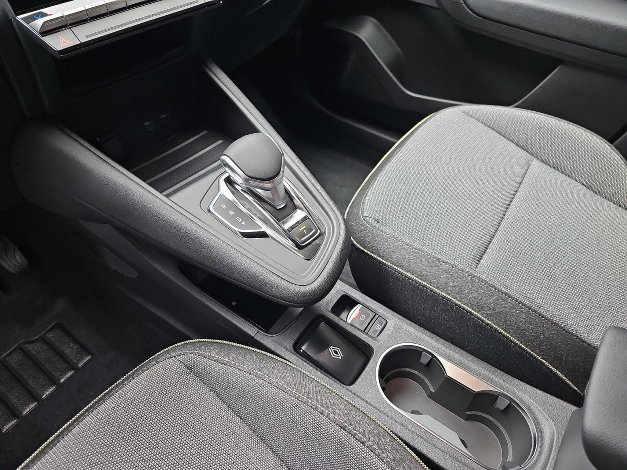 Renault Captur 1.3 TCe MHD 160 EDC Techno (2025) - Photo 12