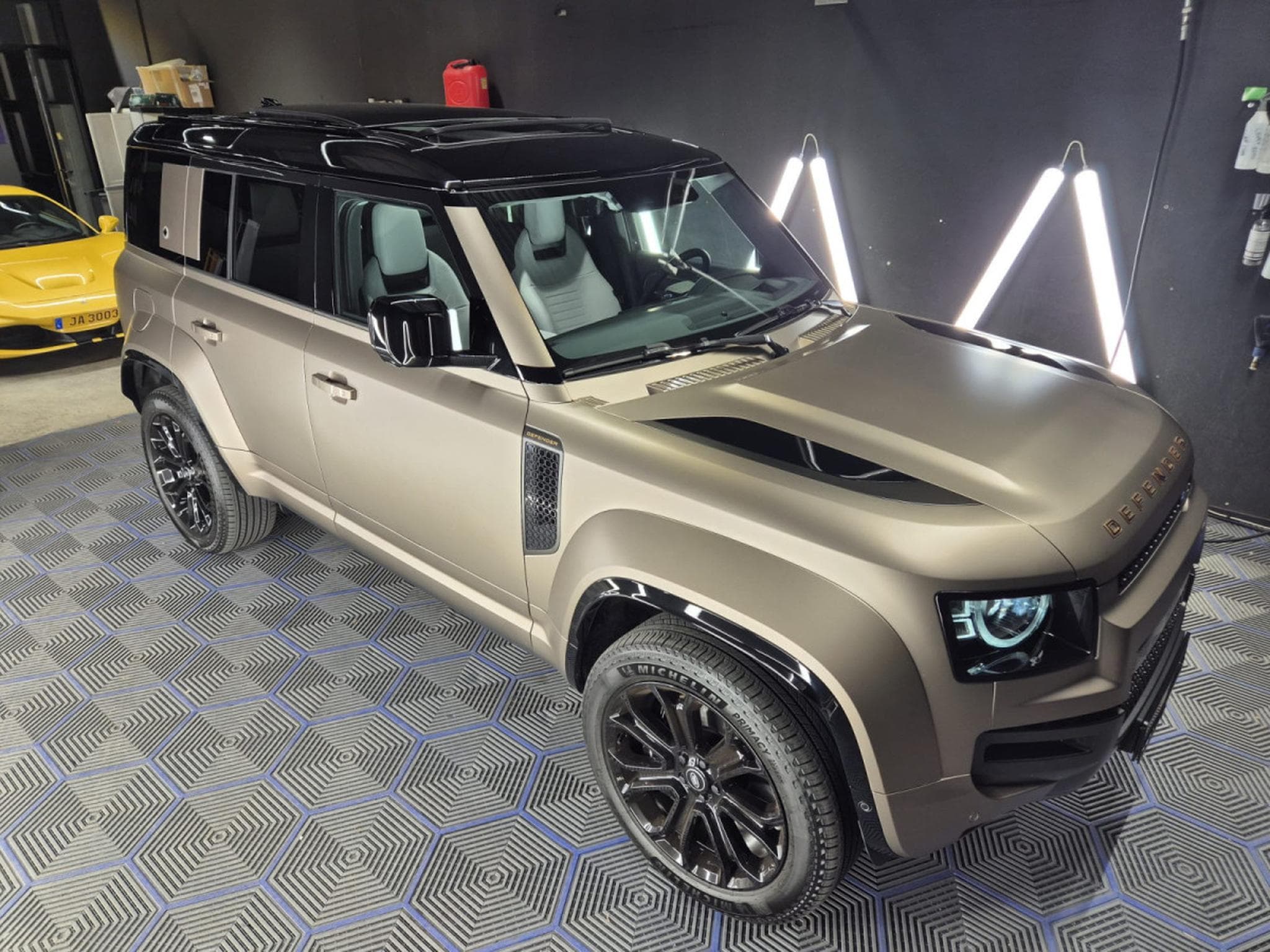 Land-Rover Defender V8 4.4 P635 110 OCTA Petra Copper SHZ LEDER KAMERA*PANO*MERI (2025) - Photo 10
