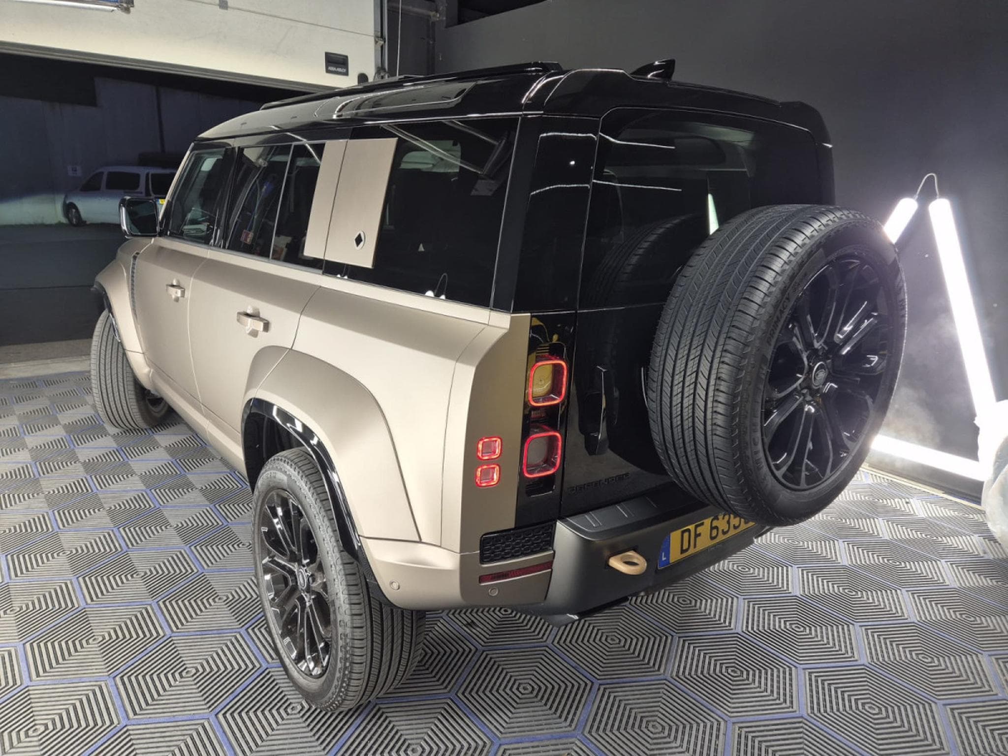 Land-Rover Defender V8 4.4 P635 110 OCTA Petra Copper SHZ LEDER KAMERA*PANO*MERI (2025) - Photo 8