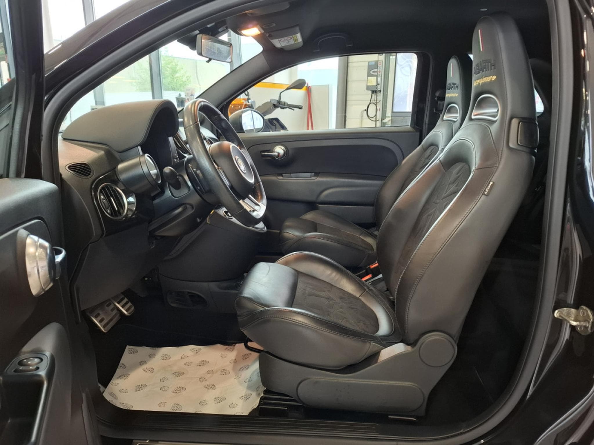 Abarth 595 1.4 T-JET 165 SCORPIONEORO 1 OF 2000 BEATS CUIR NAVI 1 HAND (2020) - Photo 5