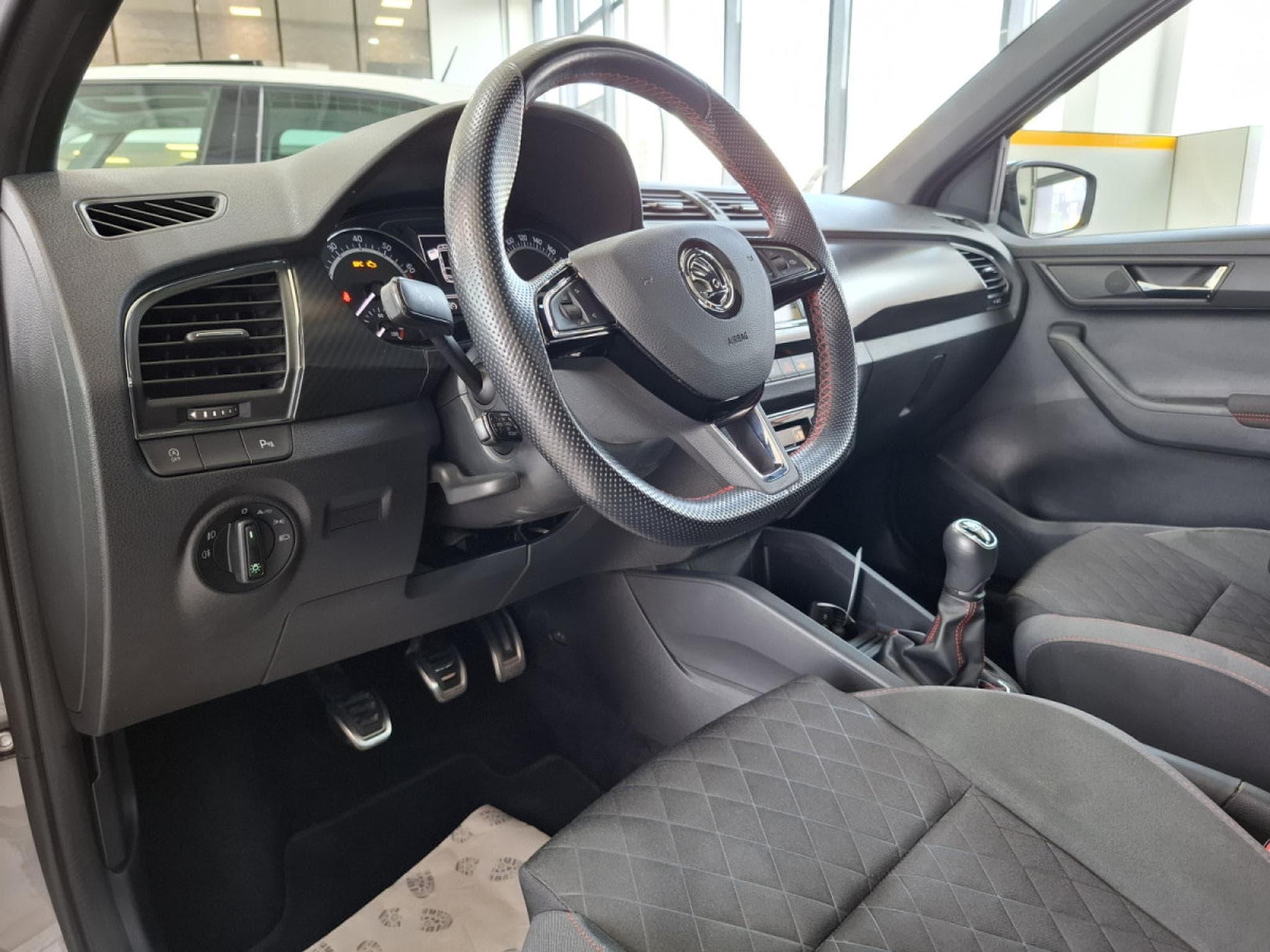 Skoda Fabia 1.0 TSI  MONTE CARLO, LED, CAMERA, PANORAMIQUE, ALU 17'',NAV (2019) - Foto 6