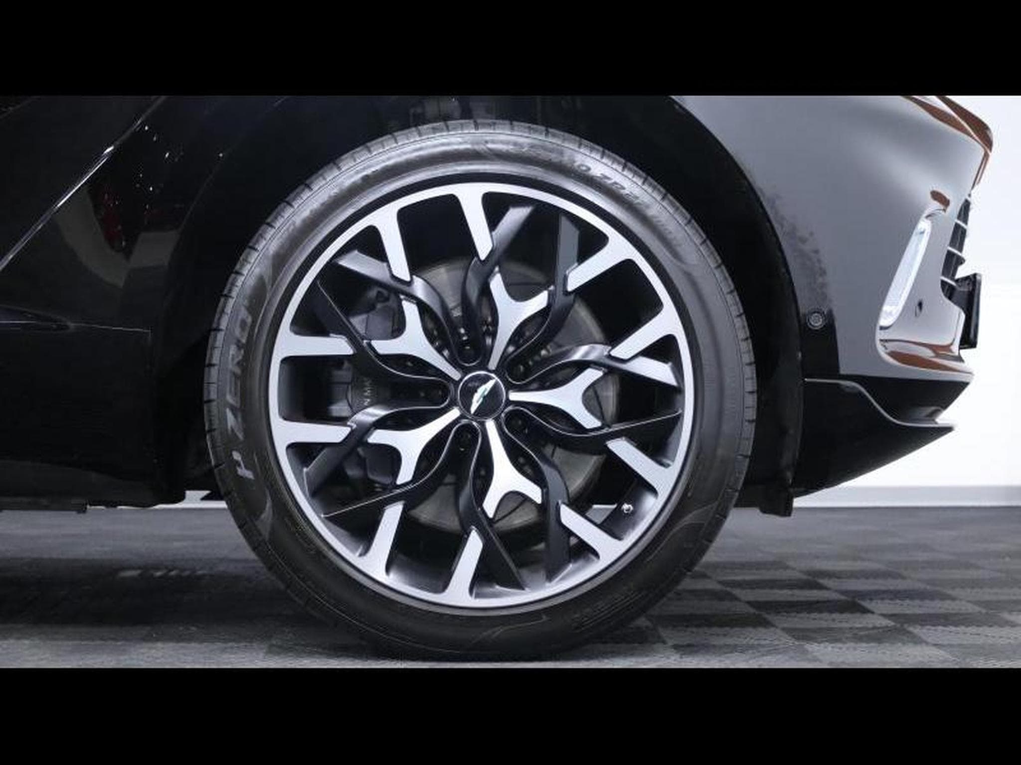 Aston-Martin DBX 4.0 V8 550 (2021) - Photo 10