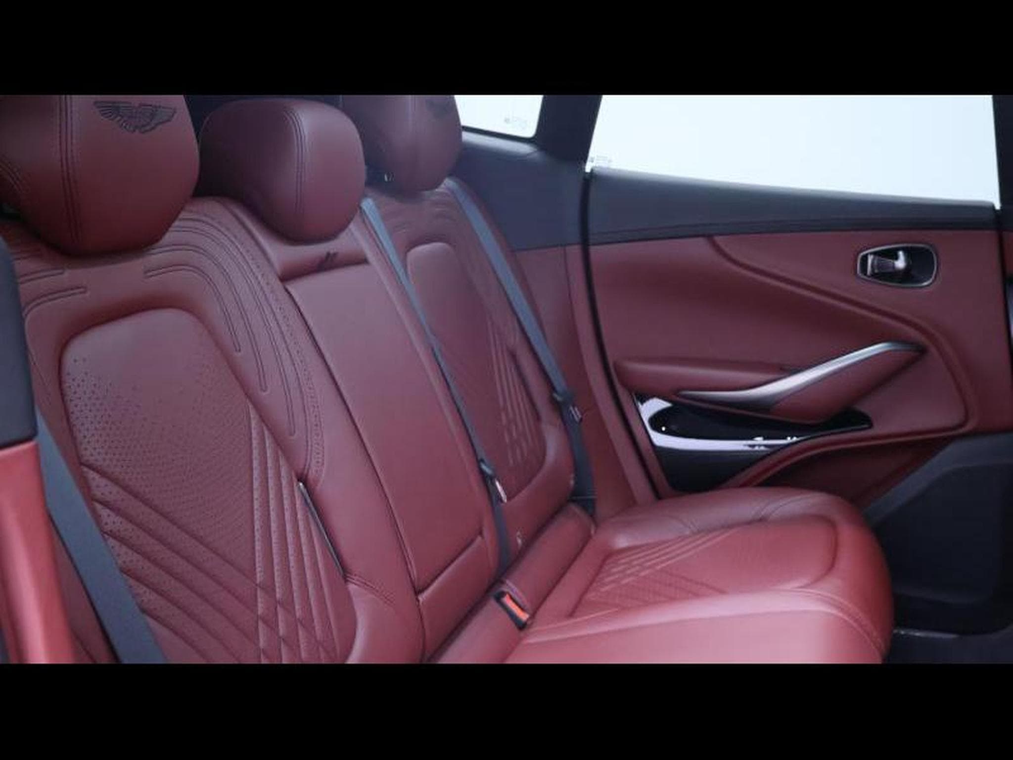 Aston-Martin DBX 4.0 V8 550 (2021) - Photo 14