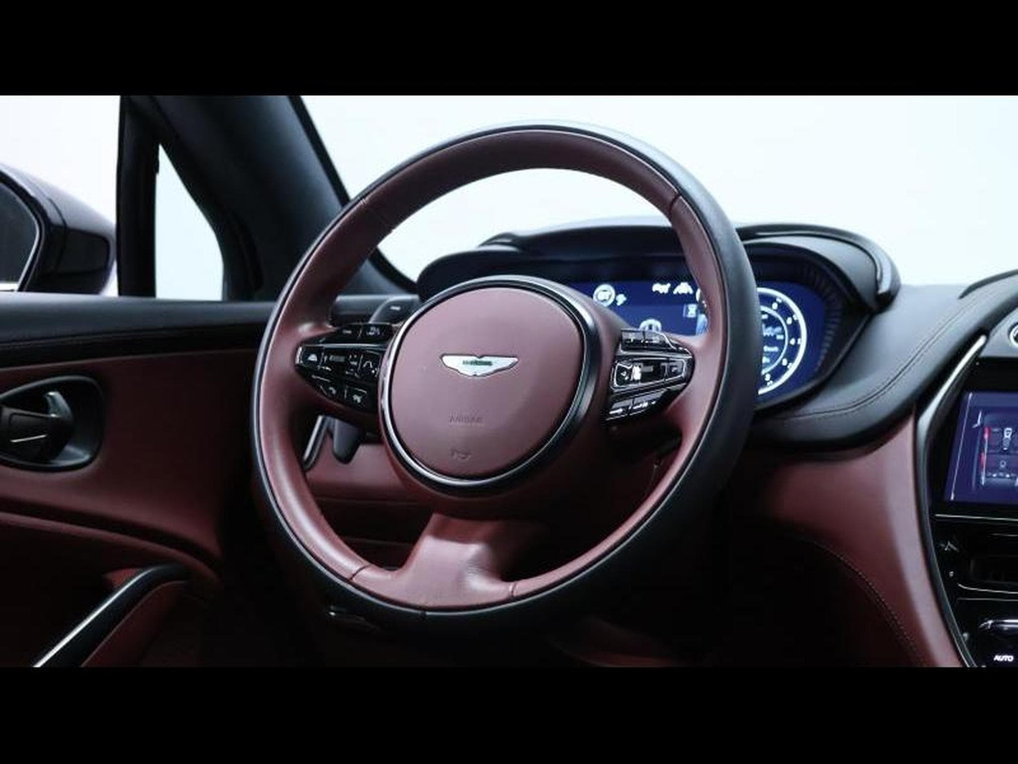 Aston-Martin DBX 4.0 V8 550 (2021) - Photo 16