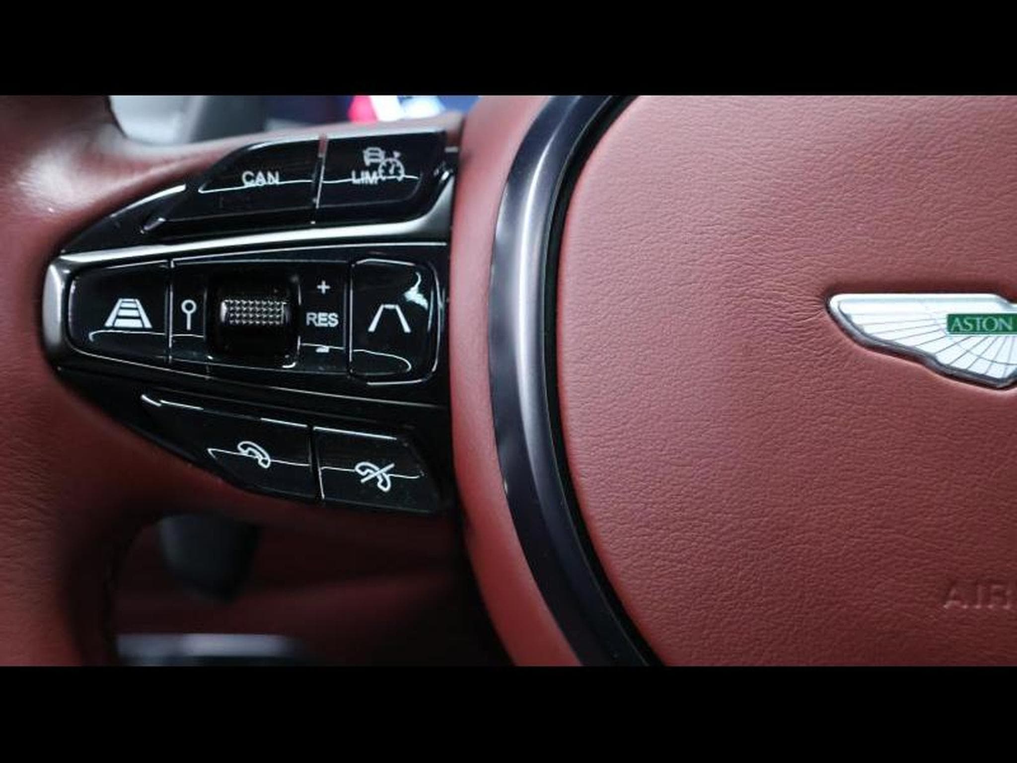 Aston-Martin DBX 4.0 V8 550 (2021) - Photo 17