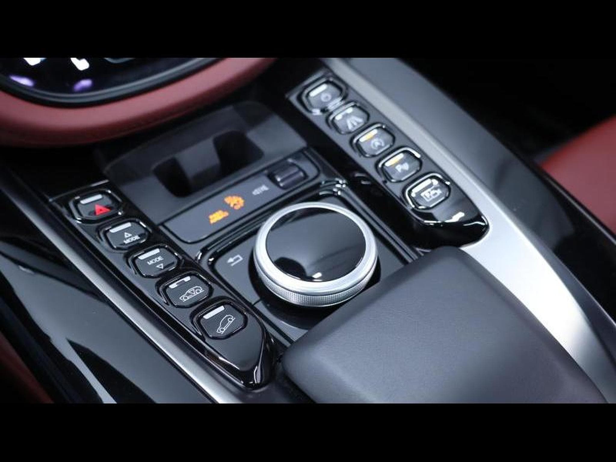 Aston-Martin DBX 4.0 V8 550 (2021) - Photo 19