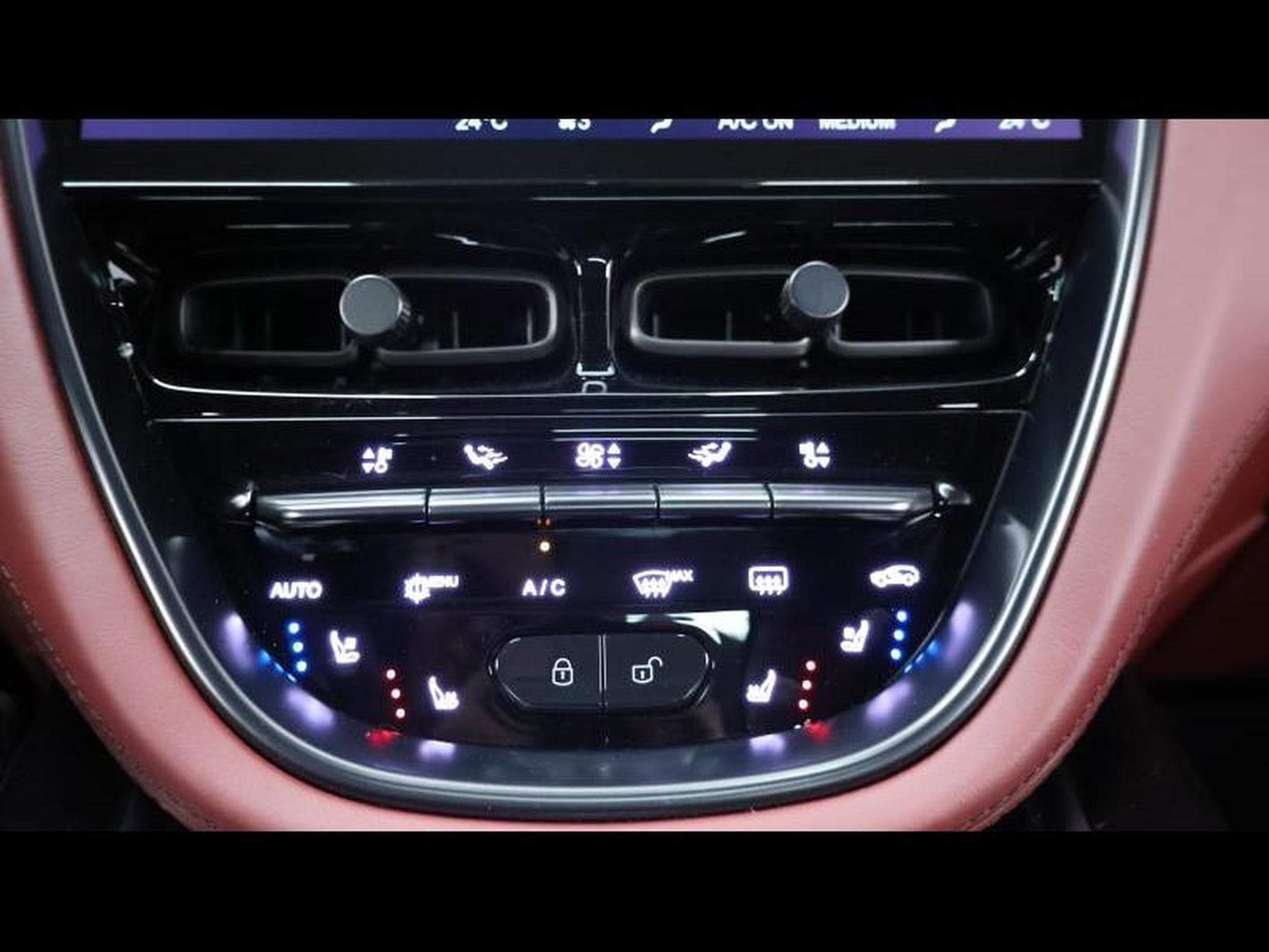 Aston-Martin DBX 4.0 V8 550 (2021) - Photo 20