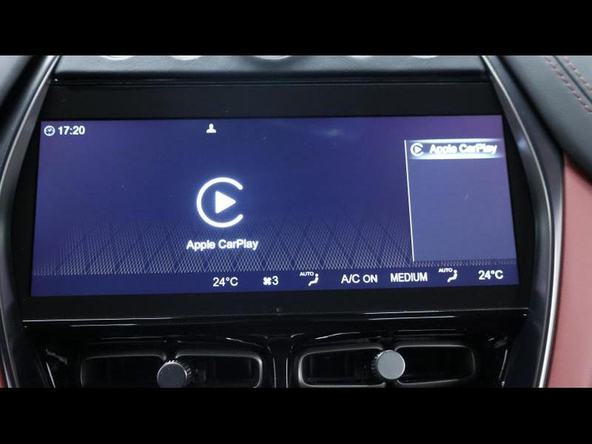 Aston-Martin DBX 4.0 V8 550 (2021) - Photo 22