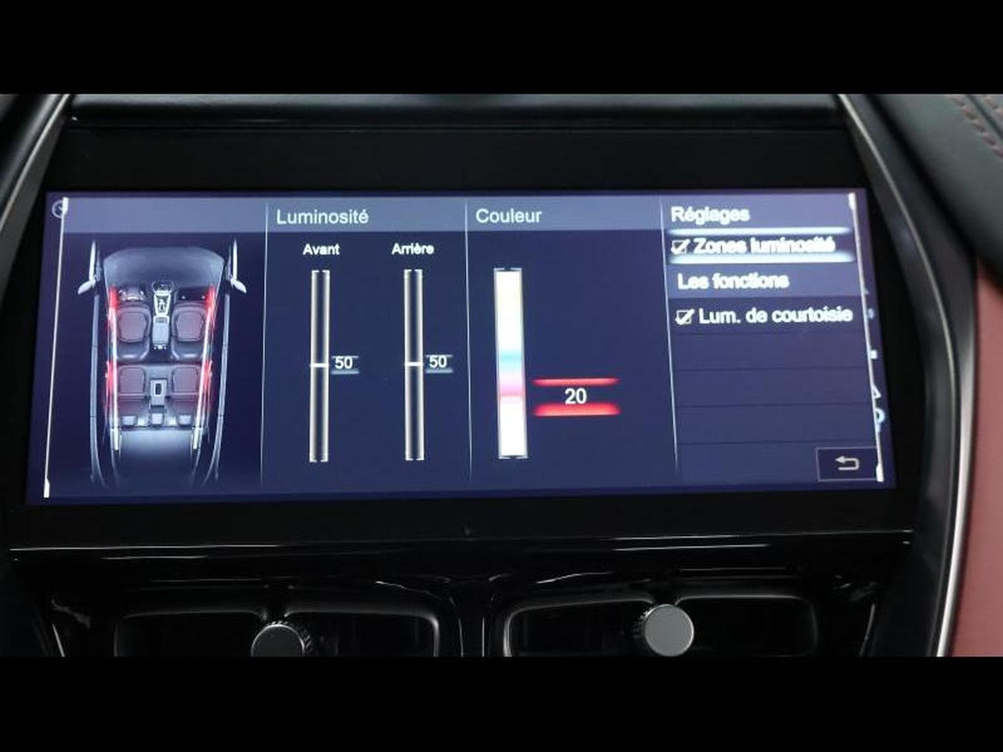 Aston-Martin DBX 4.0 V8 550 (2021) - Photo 24