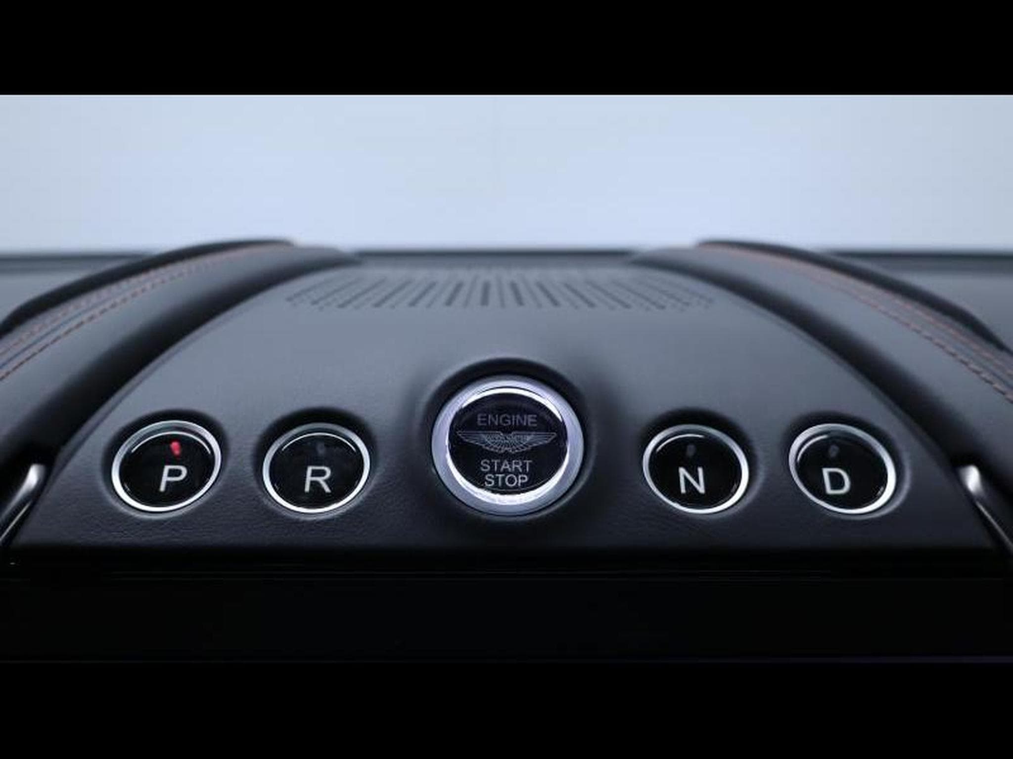 Aston-Martin DBX 4.0 V8 550 (2021) - Photo 25