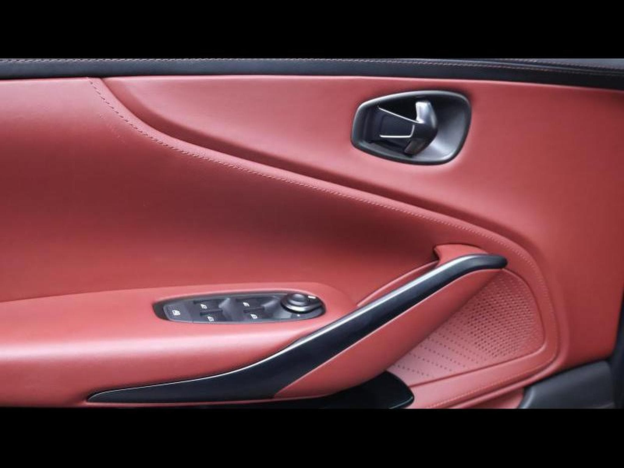Aston-Martin DBX 4.0 V8 550 (2021) - Photo 26