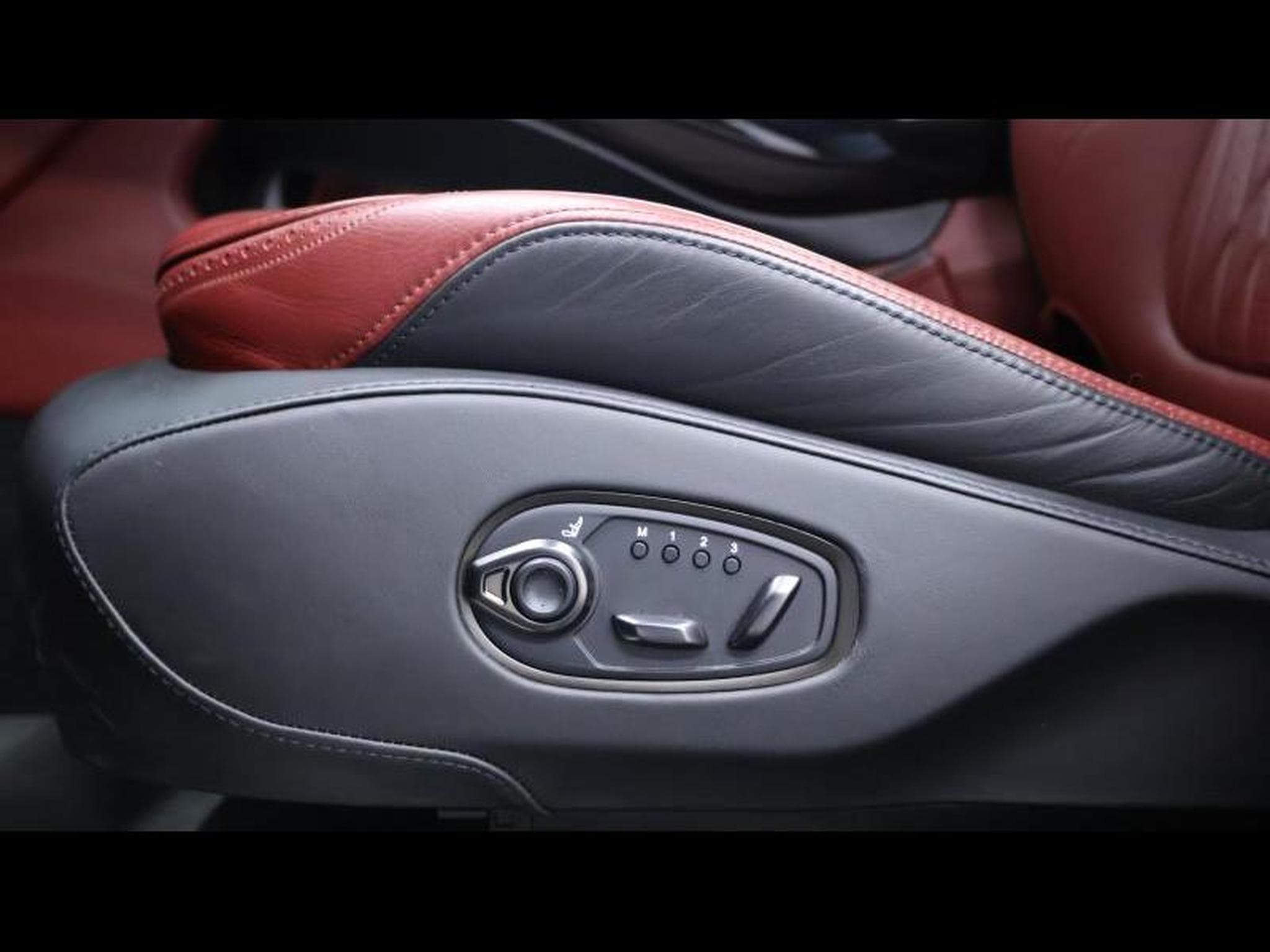 Aston-Martin DBX 4.0 V8 550 (2021) - Photo 27