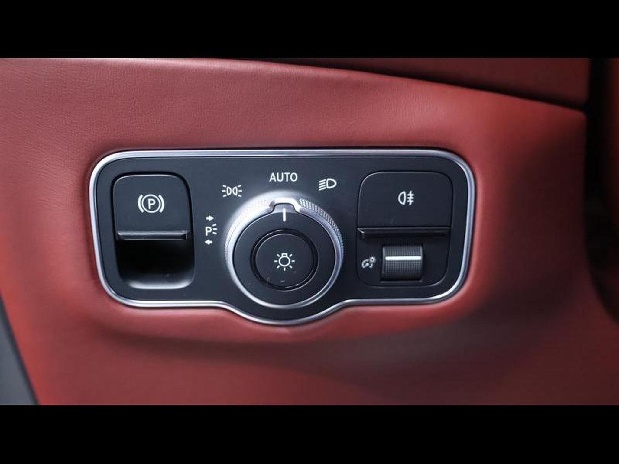 Aston-Martin DBX 4.0 V8 550 (2021) - Photo 30