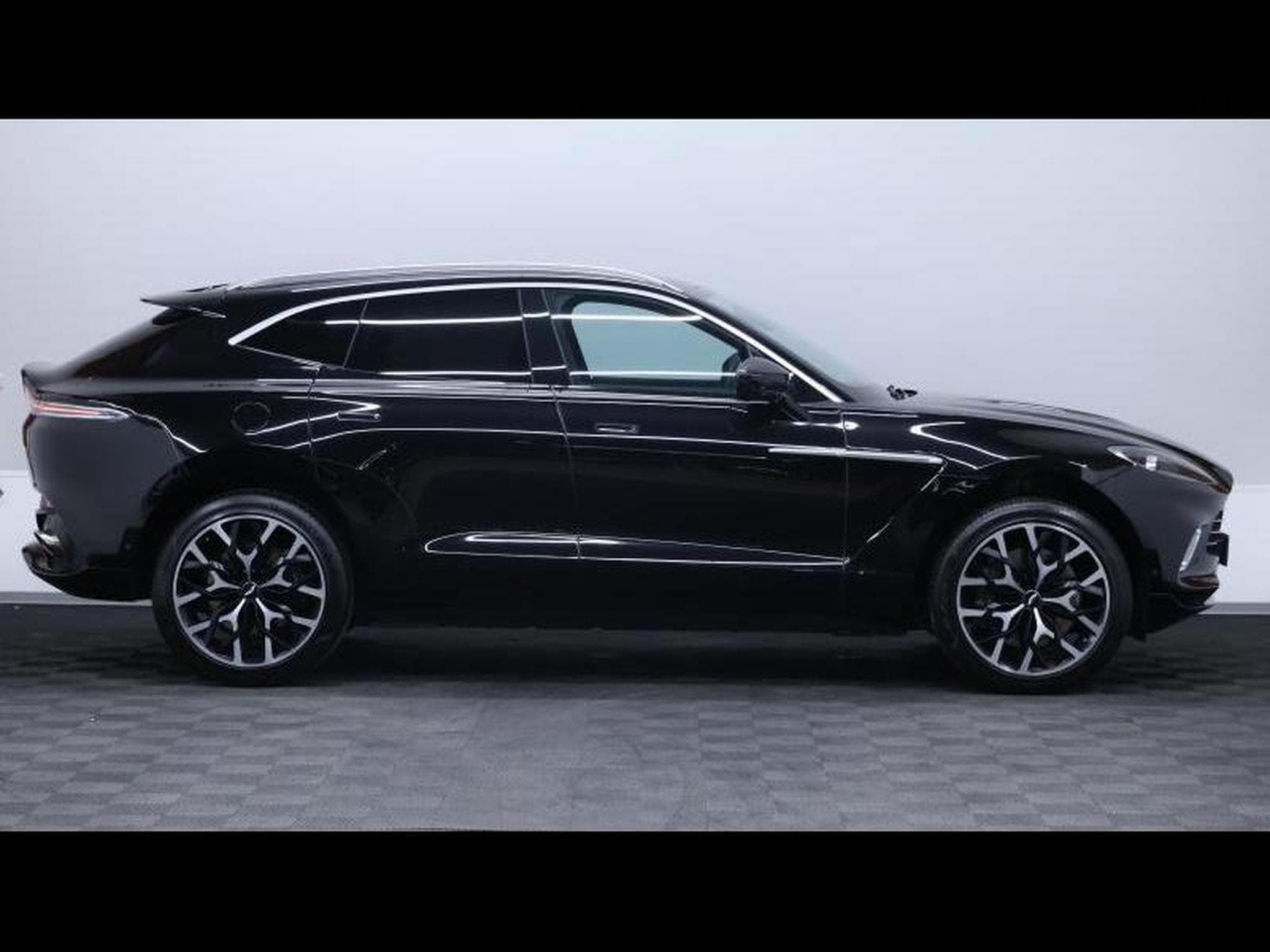 Aston-Martin DBX 4.0 V8 550 (2021) - Photo 4