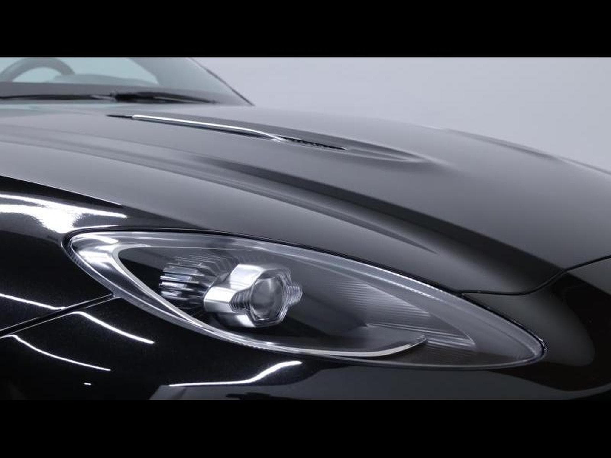 Aston-Martin DBX 4.0 V8 550 (2021) - Photo 8