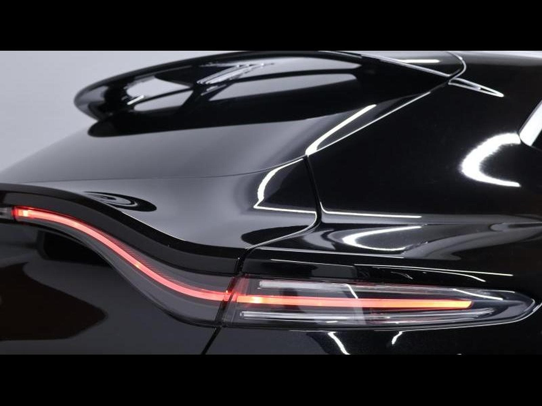 Aston-Martin DBX 4.0 V8 550 (2021) - Photo 9
