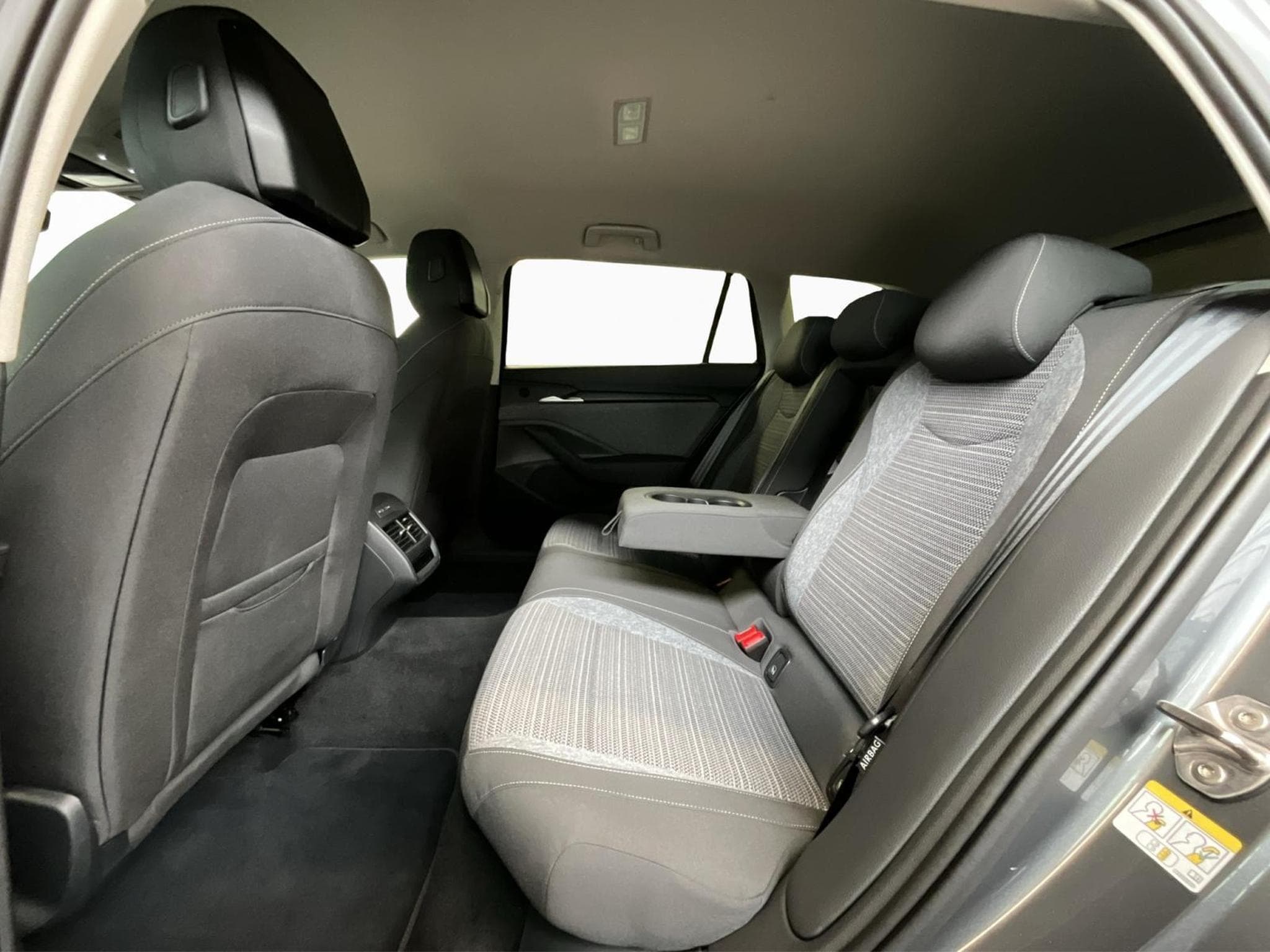Skoda Superb Combi+Selection+DSG+Led+AHK (2025) - Photo 18
