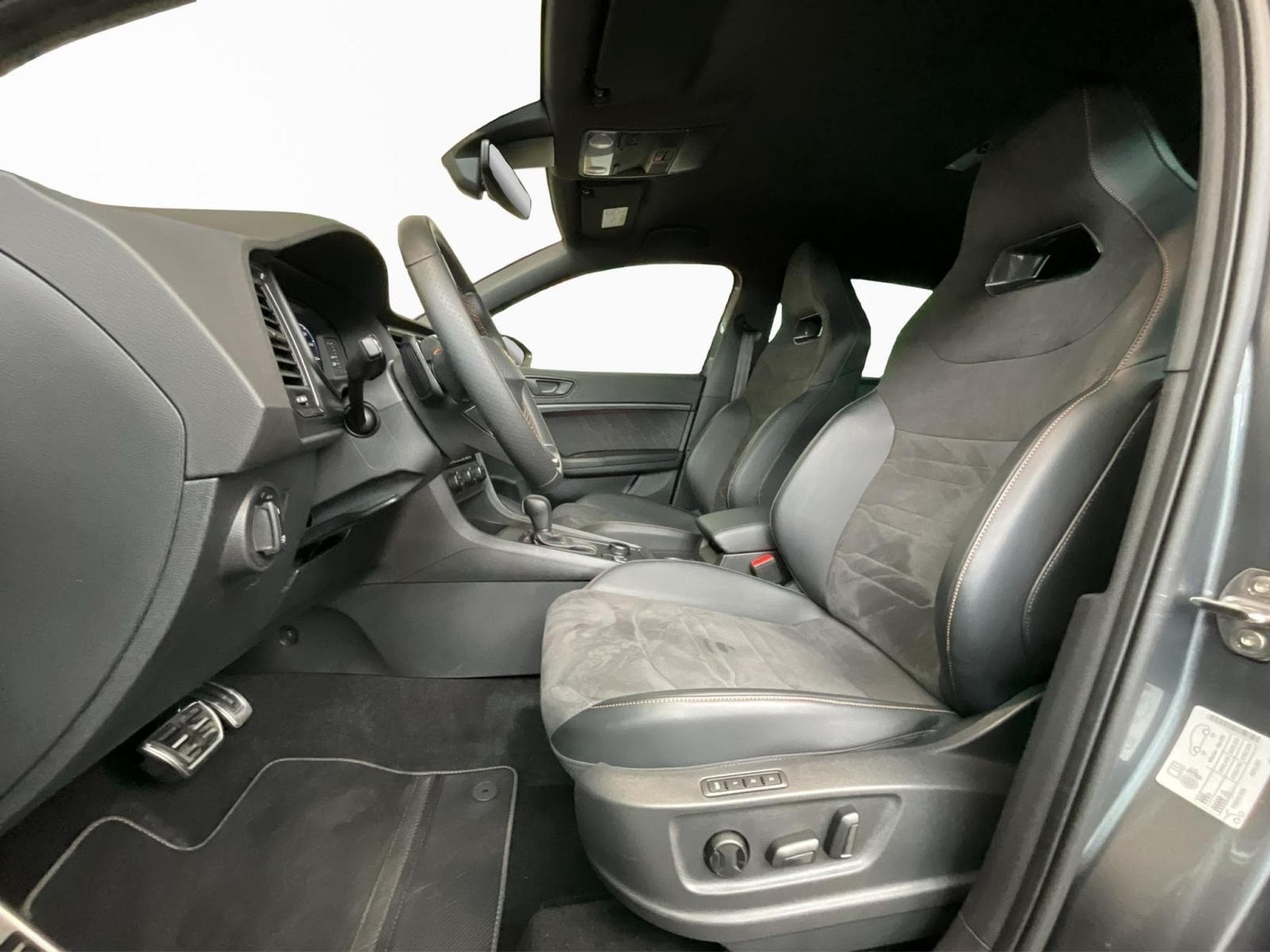 Cupra Ateca DSG+RearView+P.-Safe-Drive.XL+LED+Navi (2025) - Photo 11