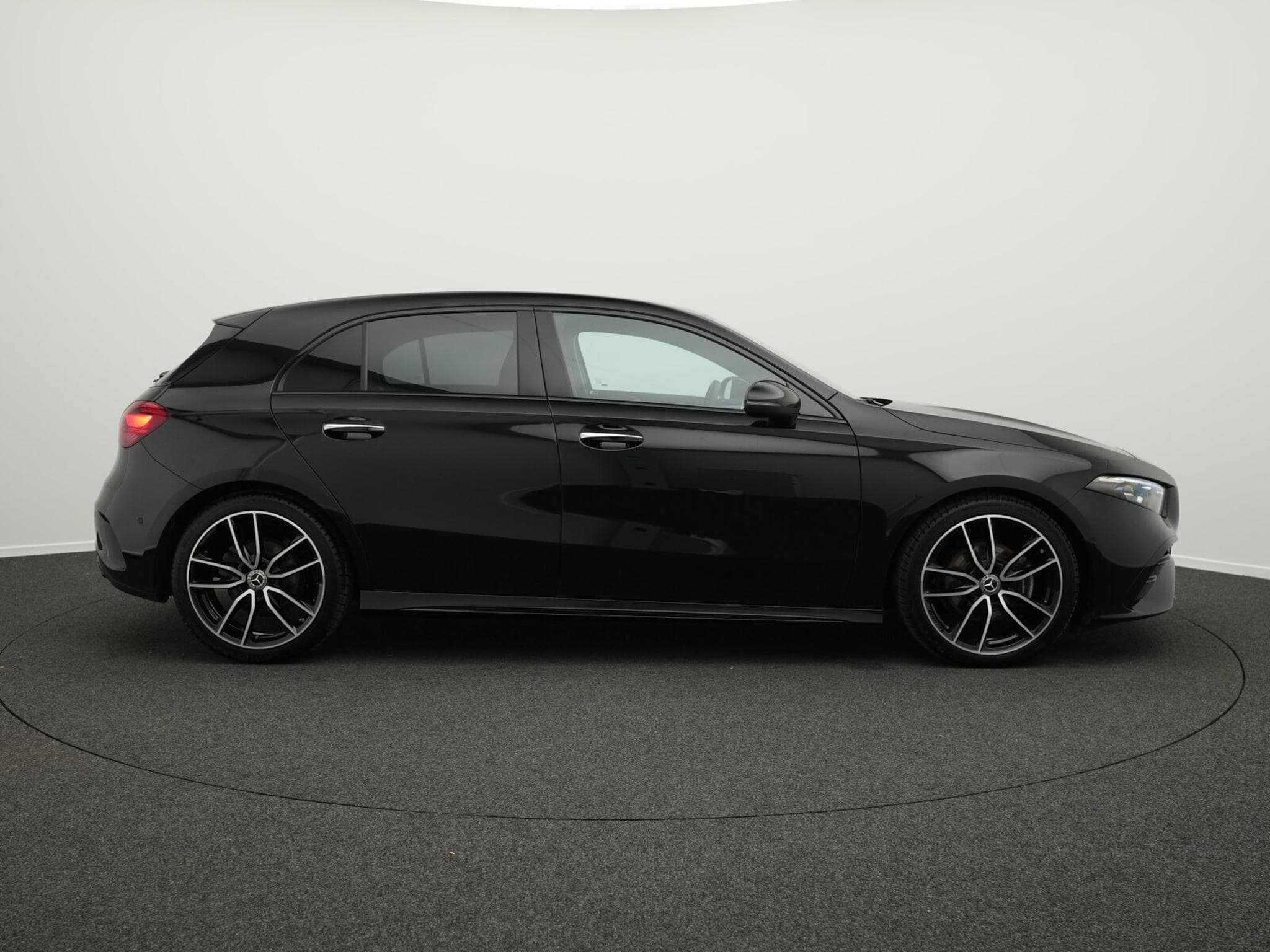 Mercedes A 200 d AMG-Line Multi+Kamera+Night+19" (2025) - Photo 5