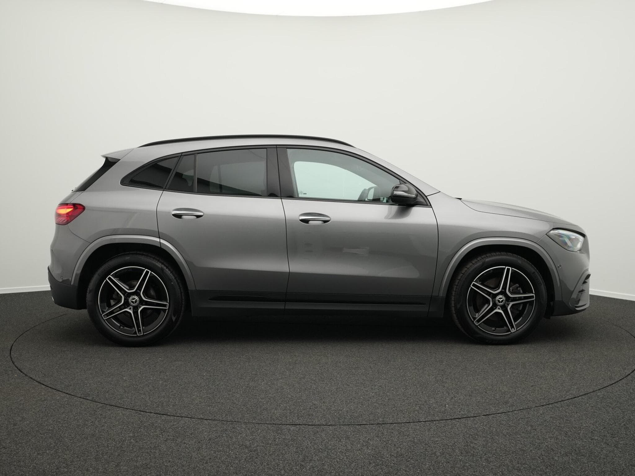Mercedes GLA 200 d AMG-Line Multi+Kamera+Night+19"+AHK (2025) - Photo 5