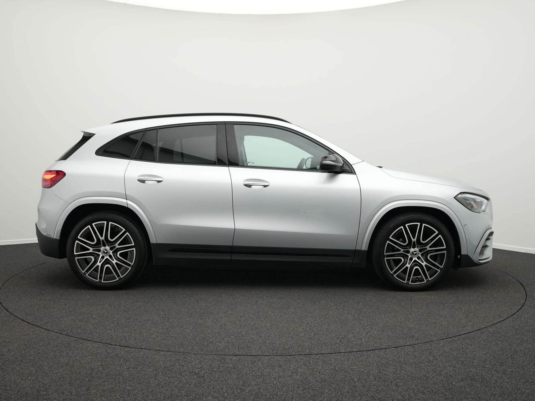 Mercedes GLA 200 d AMG-Line Multi+Kamera+AHK+Night (2025) - Photo 5