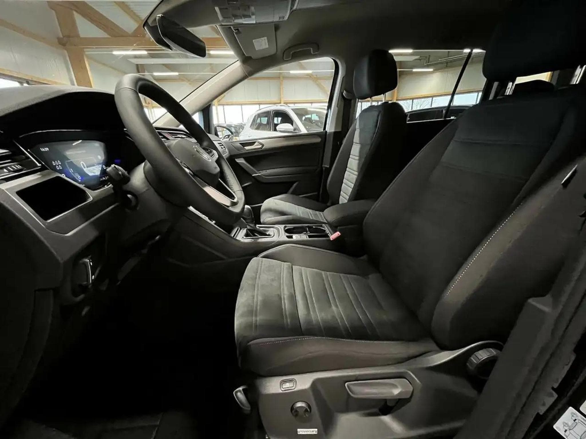 VW Touran (2025) - Foto 8