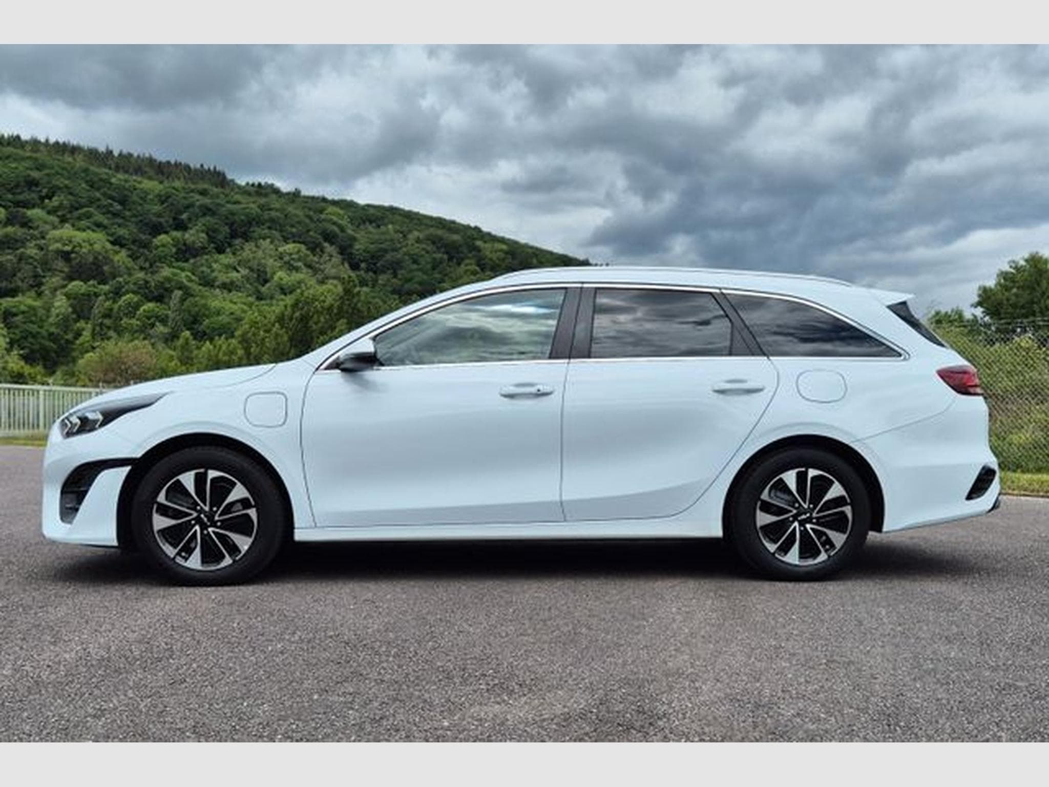 Kia Ceed Ceed Sportswagon 1.6 Plug-in Hybrid Vision, LED. (2022) - Photo 2