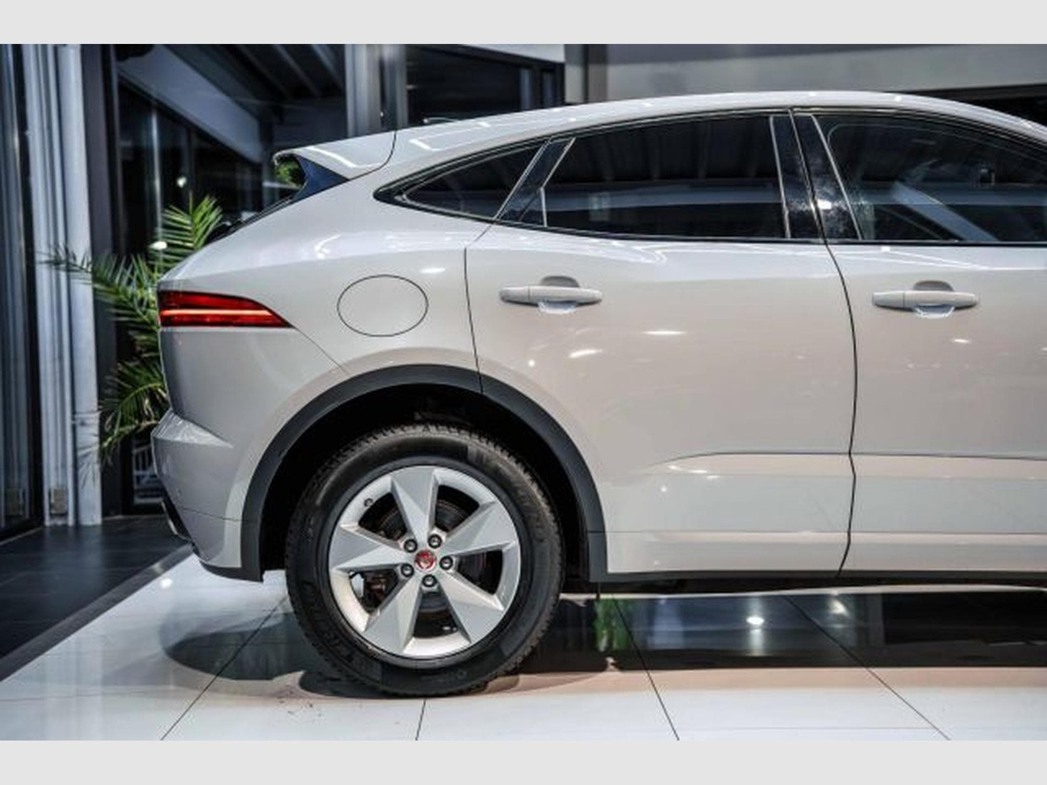 Jaguar E-Pace E-PACE 2.0 D R-Dynamic S AWD Autom. NAVI LED RFK (2021) - Photo 8