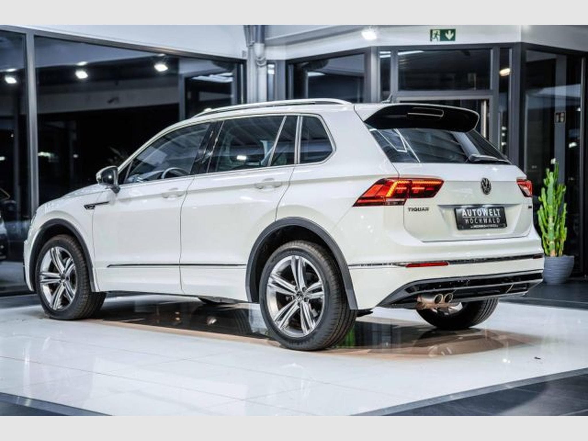 VW Tiguan Tiguan 2.0 TDI DSG Highl. R-Line 4M NAVI LED AHK (2020) - Photo 11