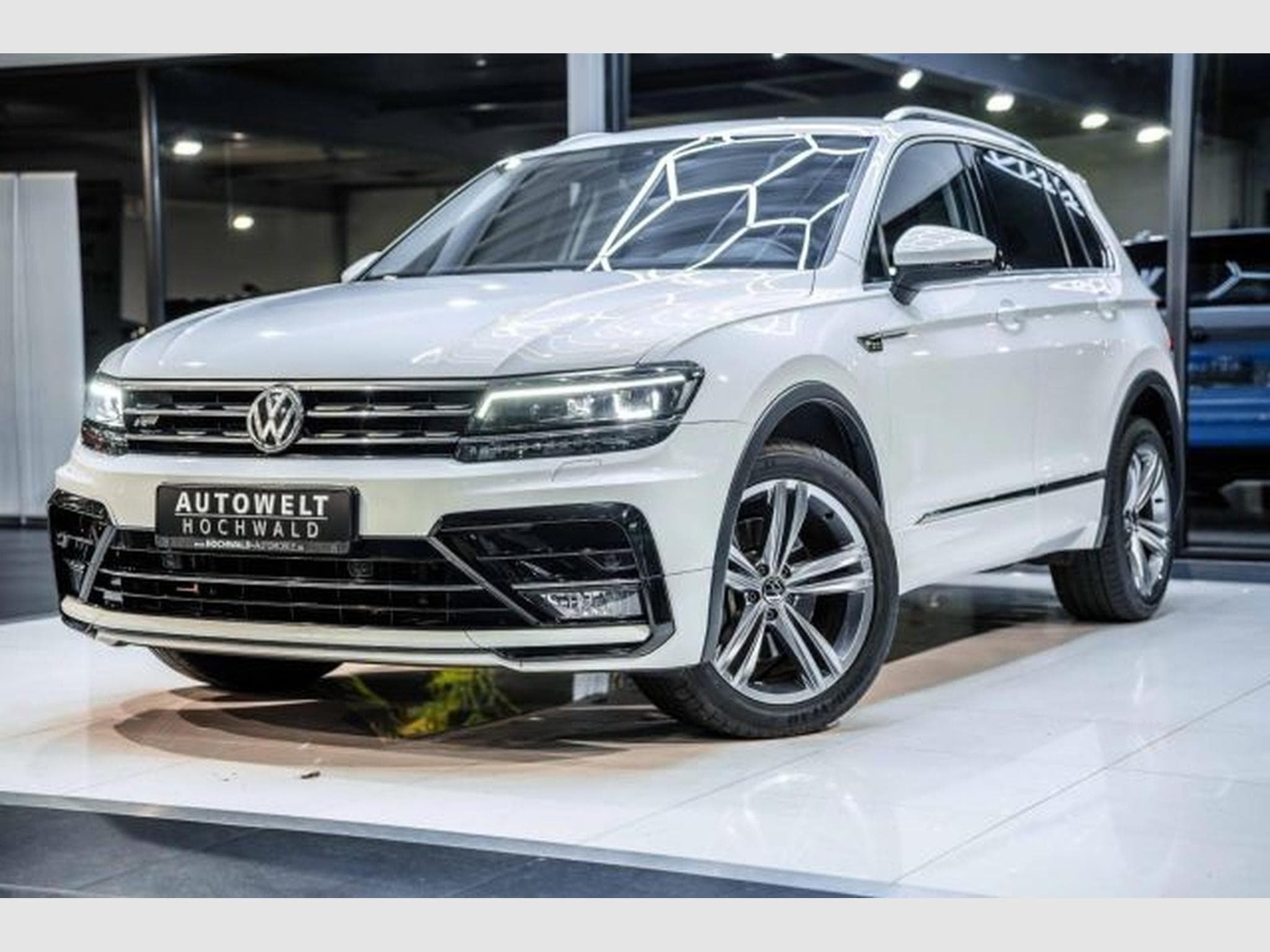 VW Tiguan Tiguan 2.0 TDI DSG Highl. R-Line 4M NAVI LED AHK (2020) - Photo 2