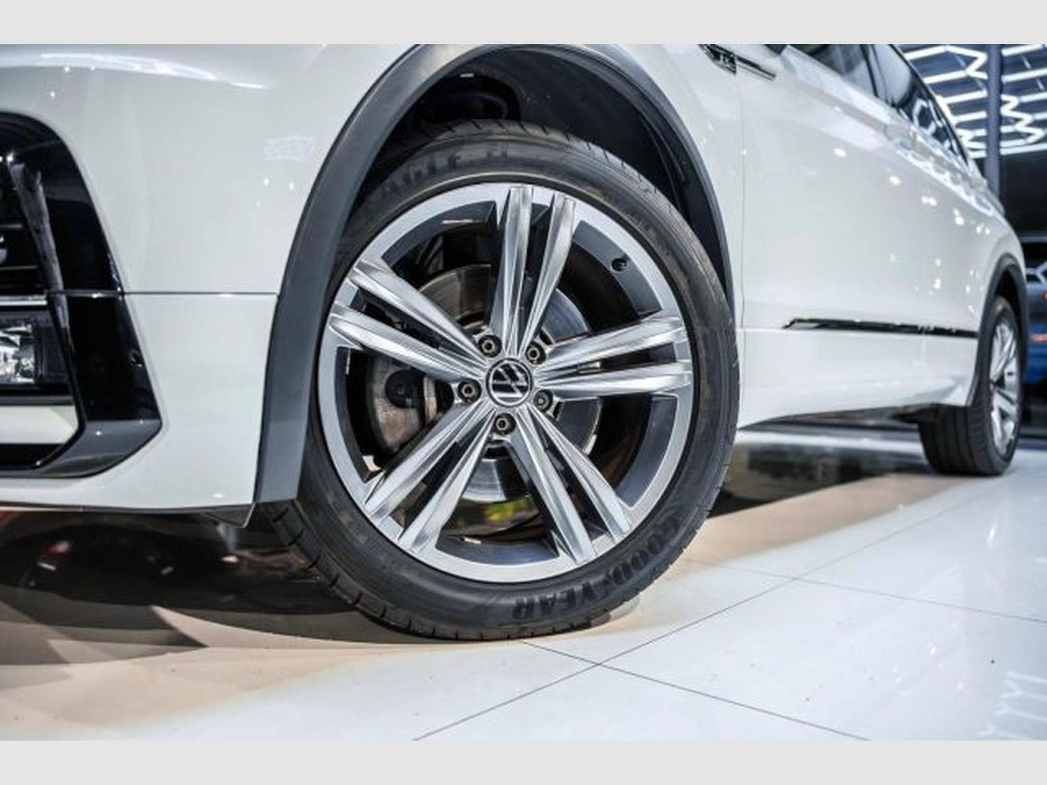 VW Tiguan Tiguan 2.0 TDI DSG Highl. R-Line 4M NAVI LED AHK (2020) - Photo 3