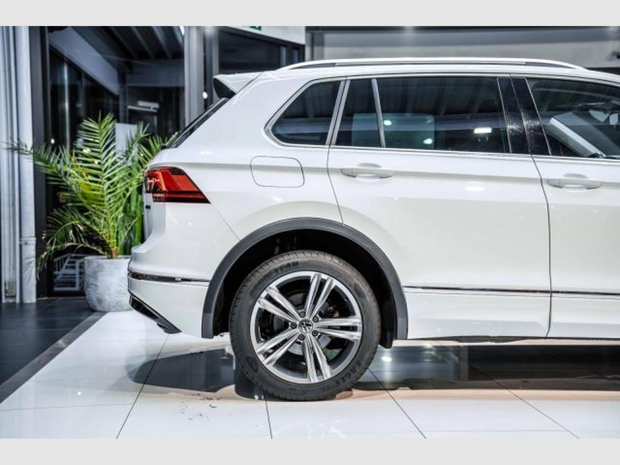 VW Tiguan Tiguan 2.0 TDI DSG Highl. R-Line 4M NAVI LED AHK (2020) - Photo 8