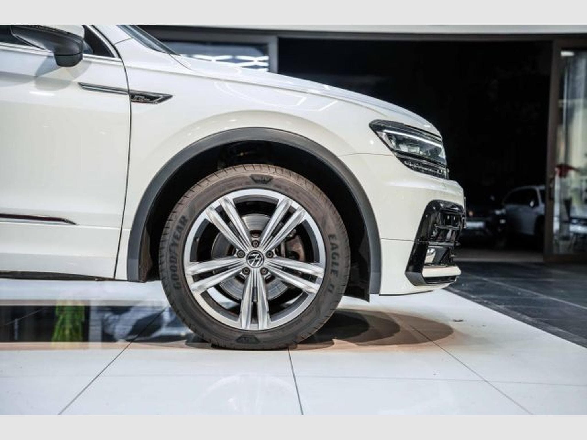 VW Tiguan Tiguan 2.0 TDI DSG Highl. R-Line 4M NAVI LED AHK (2020) - Photo 9