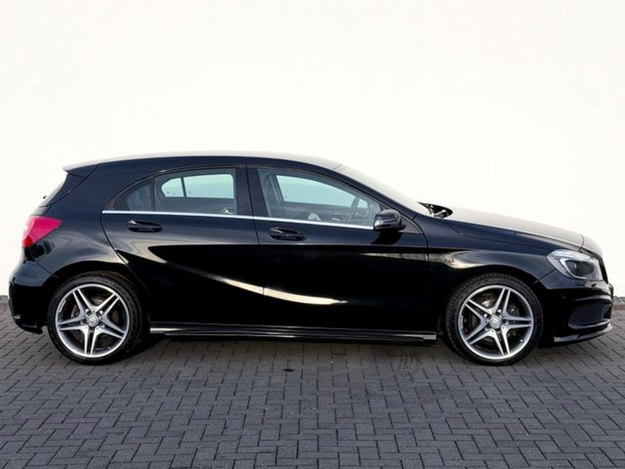 Mercedes A 200 A 200 / AMG LINE / NAVI / PDC / LEDER / GARANTIE (2015) - Photo 4