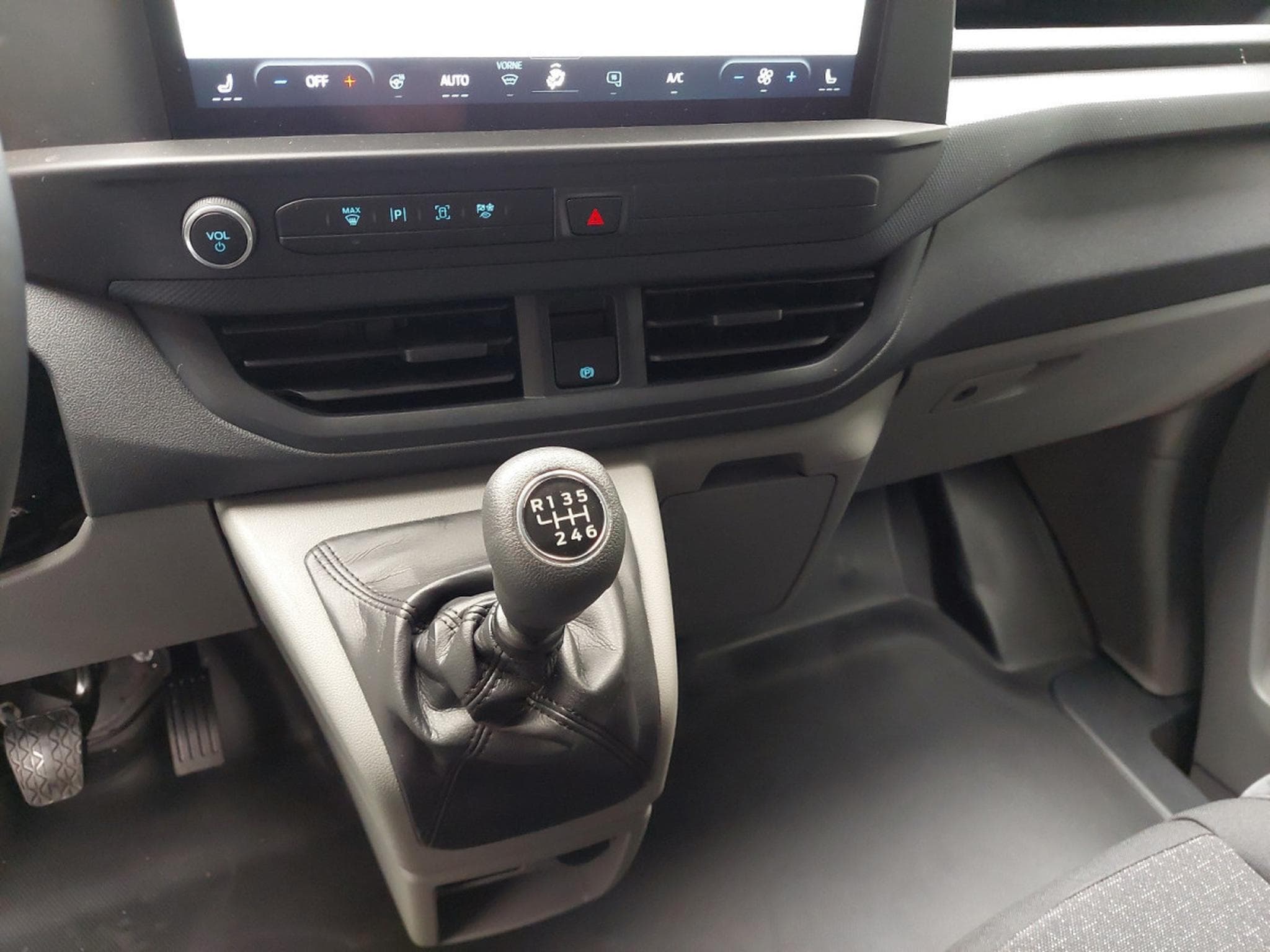Ford Transit 2.0 ECOBLUE 136 L2H1 Trend (2025) - Photo 12